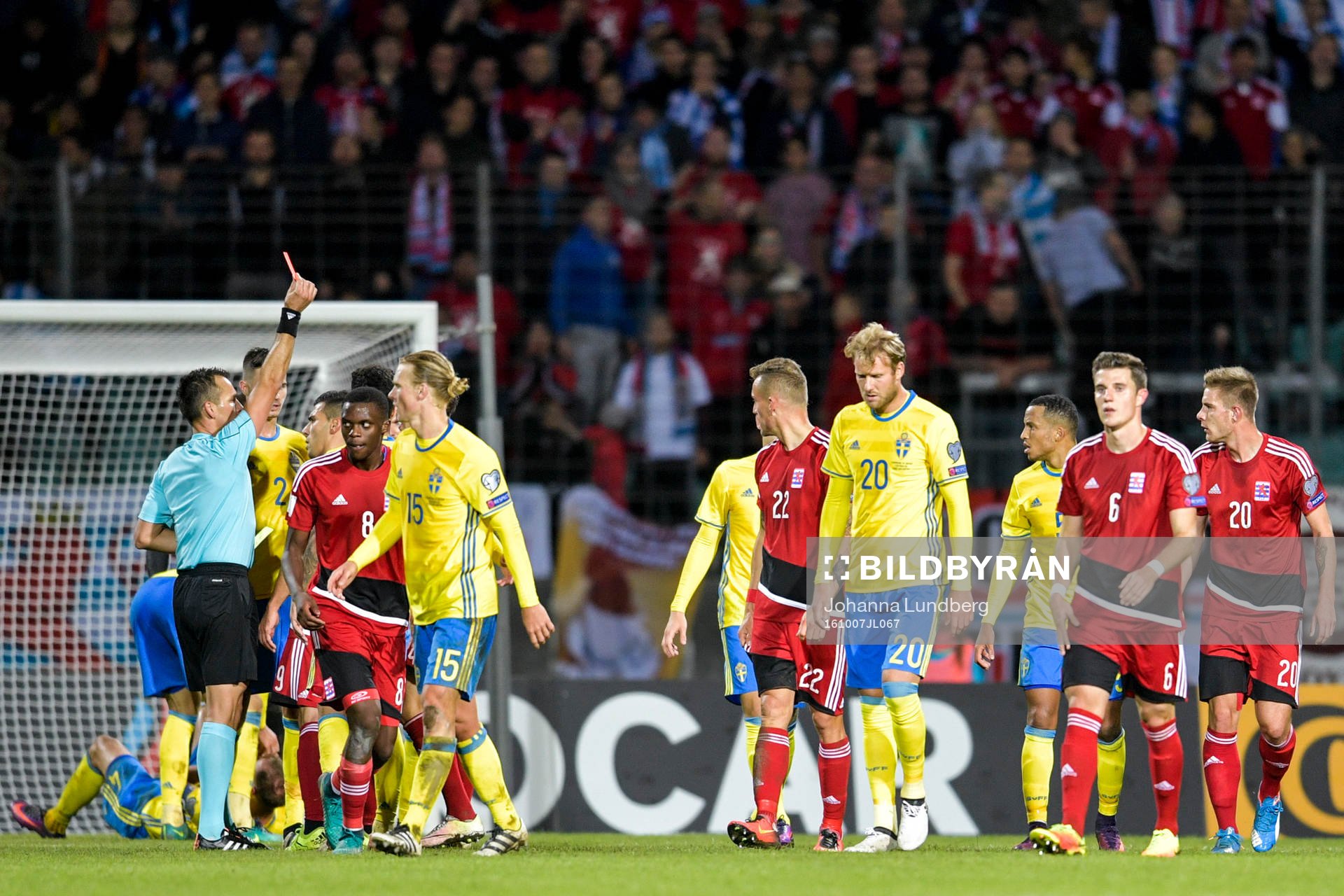 Domaren gör rött kort till Luxemburg spelare