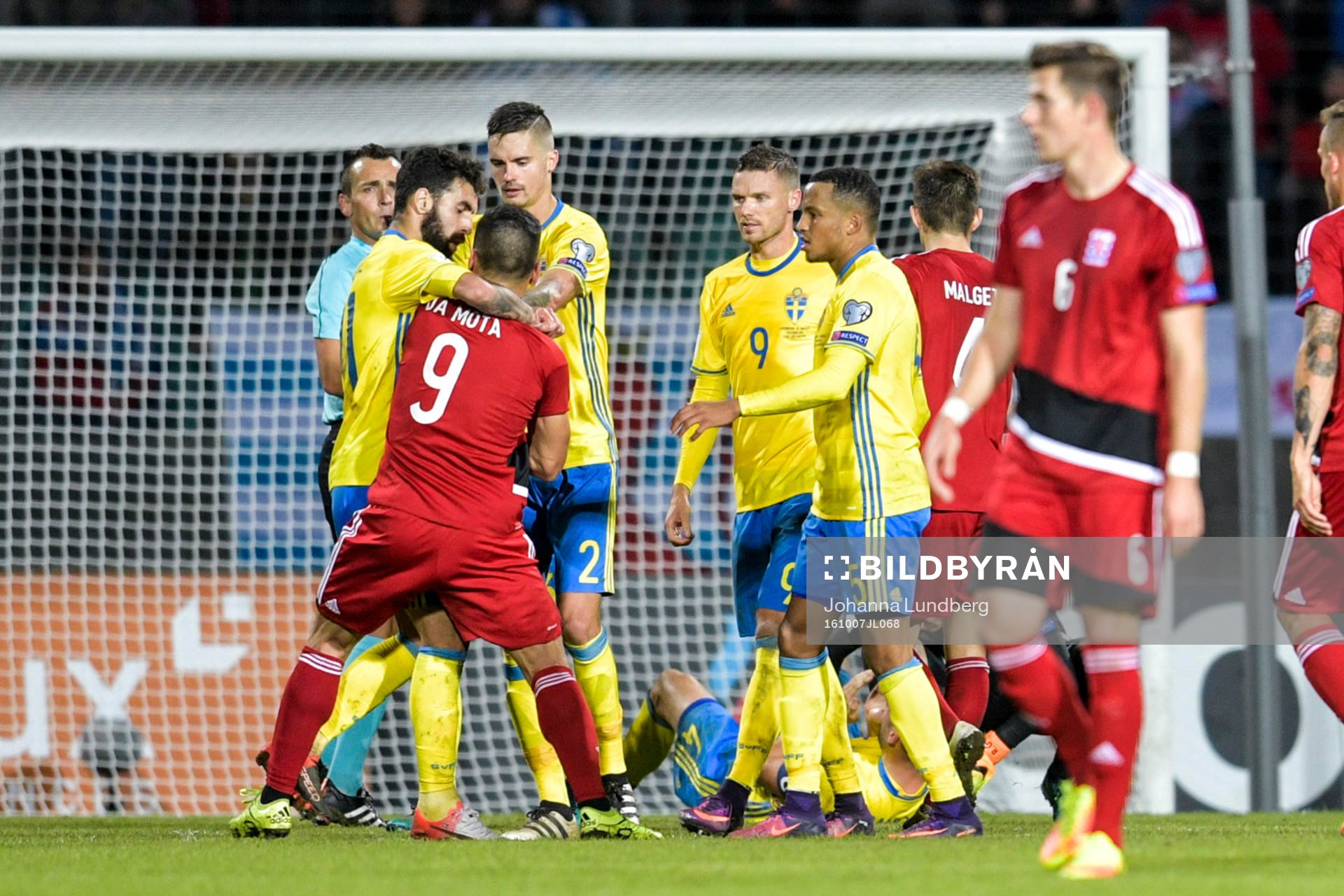 Sveriges Jimmy Durmaz i bråk med Luxemburgs Daniel Da Mota
