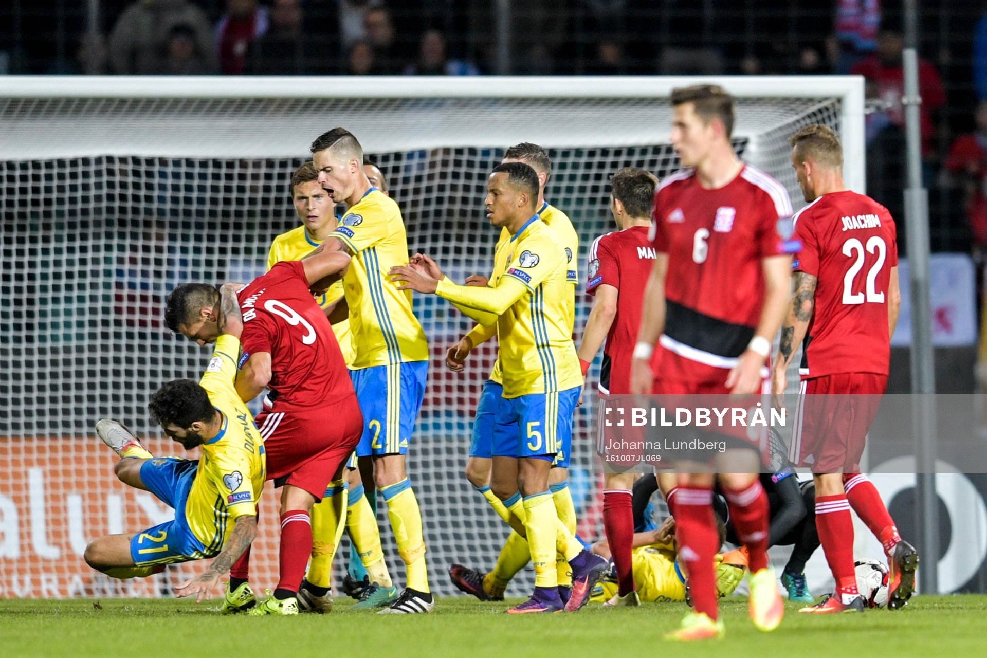 Sveriges Jimmy Durmaz i bråk med Luxemburgs Daniel Da Mota
