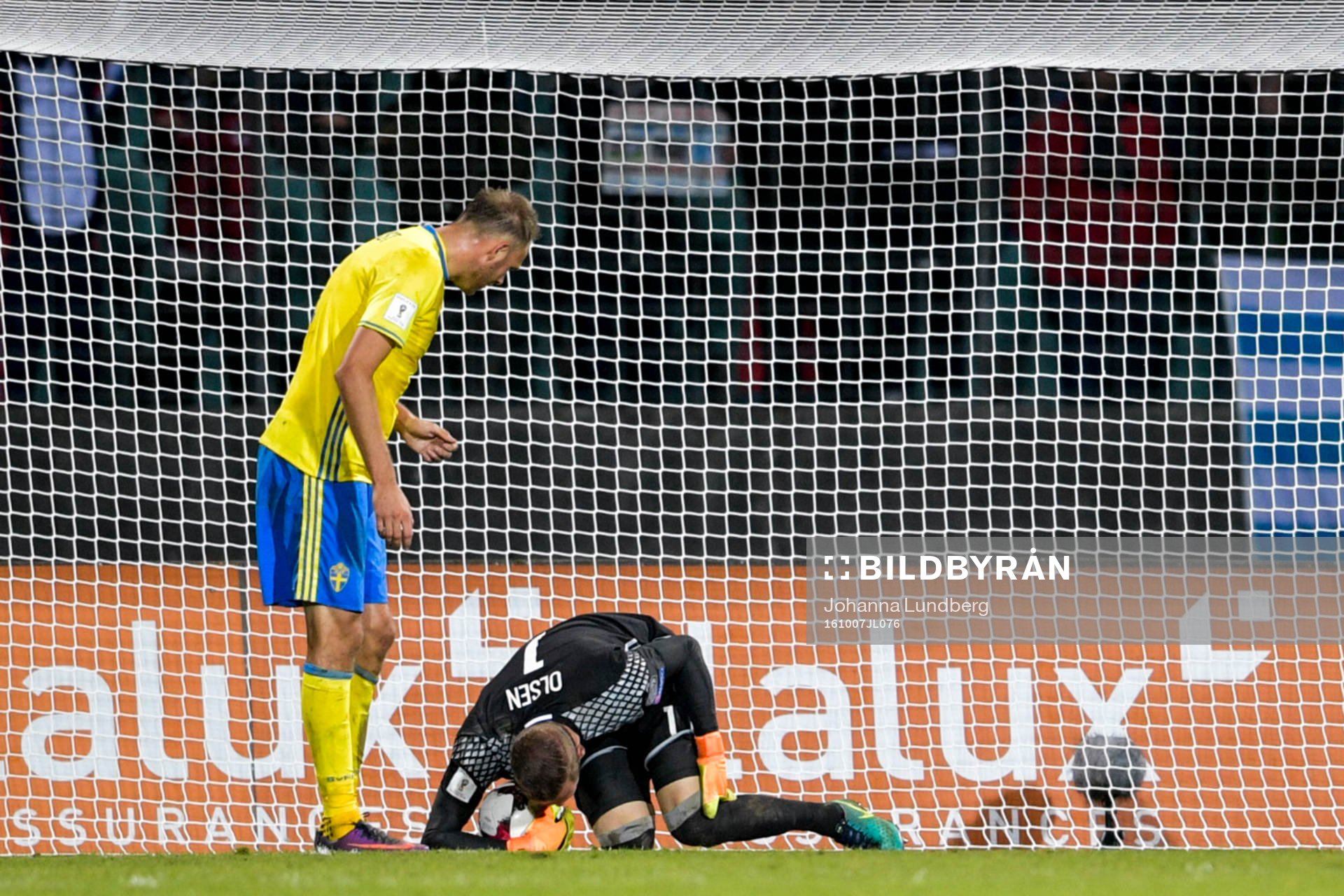 Sveriges Andreas Granqvist kollar till målvakt Robin Olsen