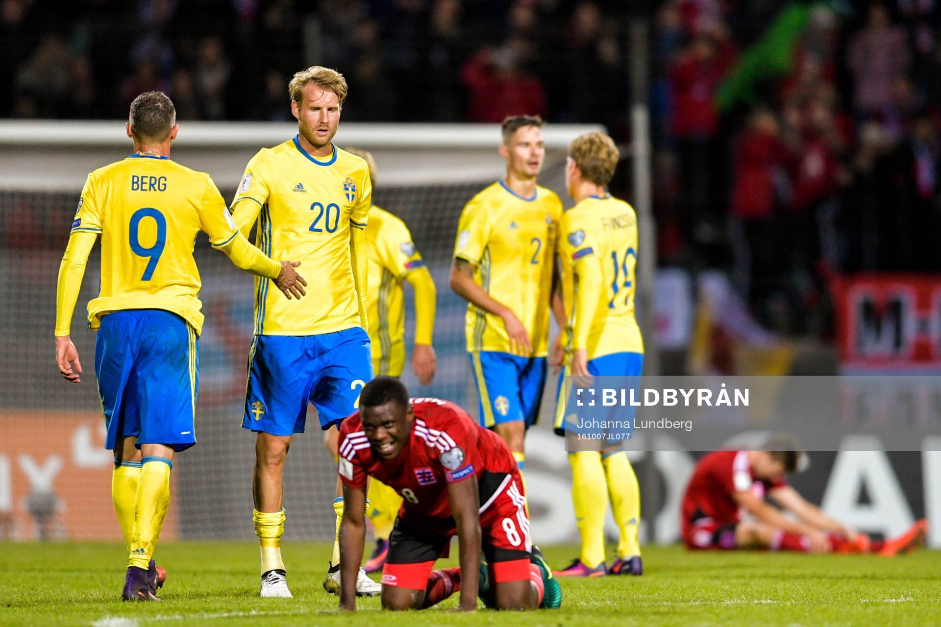 Sveriges Marcus Berg och Ola Toivonen jublar och Luxemburgs
