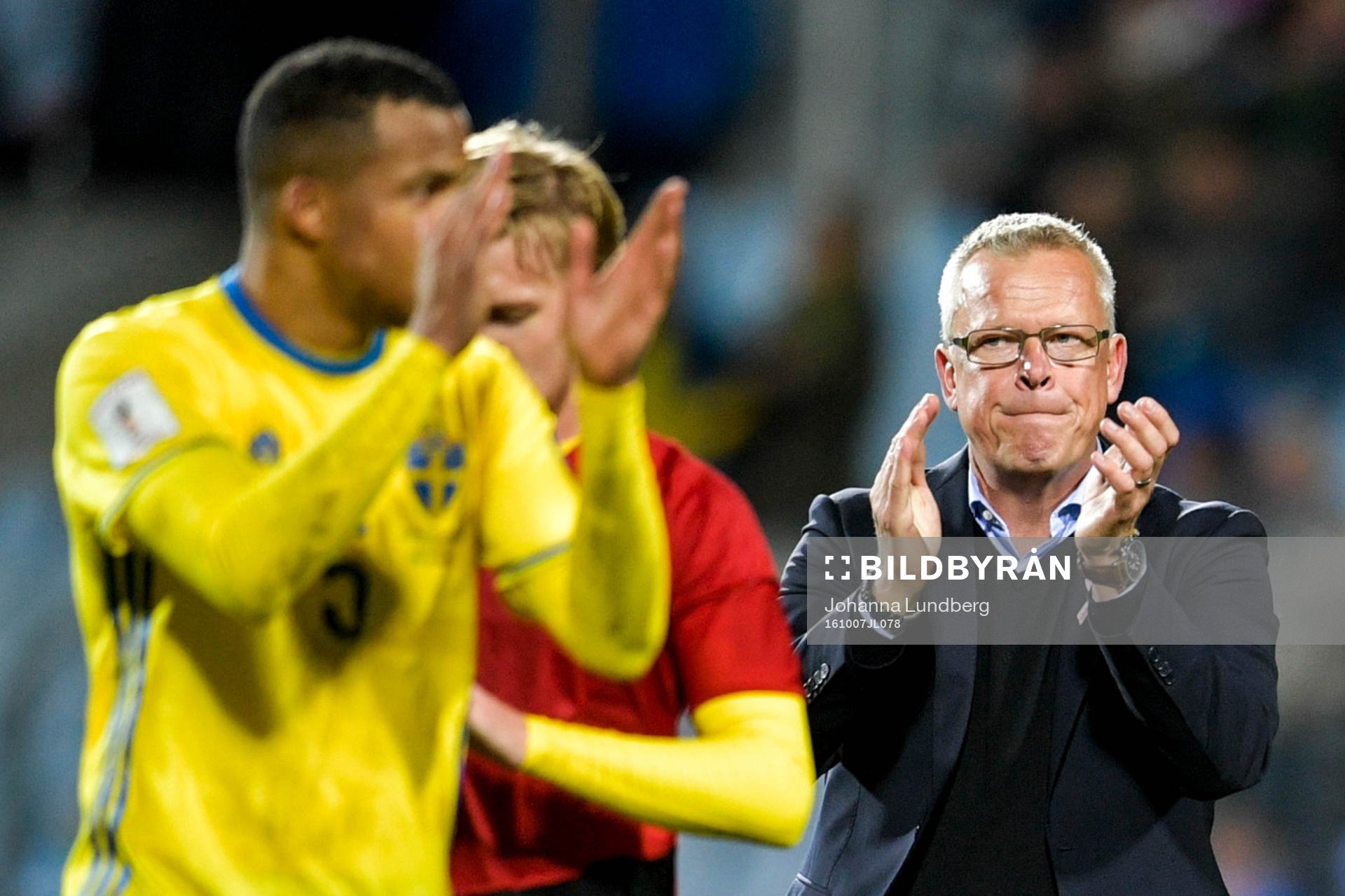Sveriges förbundskapten Janne Andersson tackar publiken