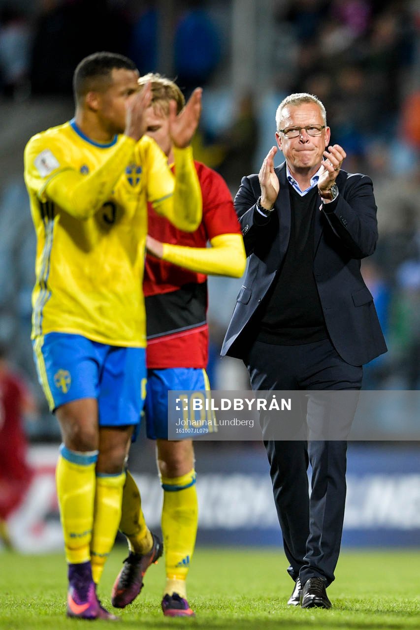 Sveriges förbundskapten Janne Andersson tackar publiken efter fotbollsmatchen i VM-kvalet mellan Luxemburg och Sverige den 7 oktober 2016 i Luxemburg.