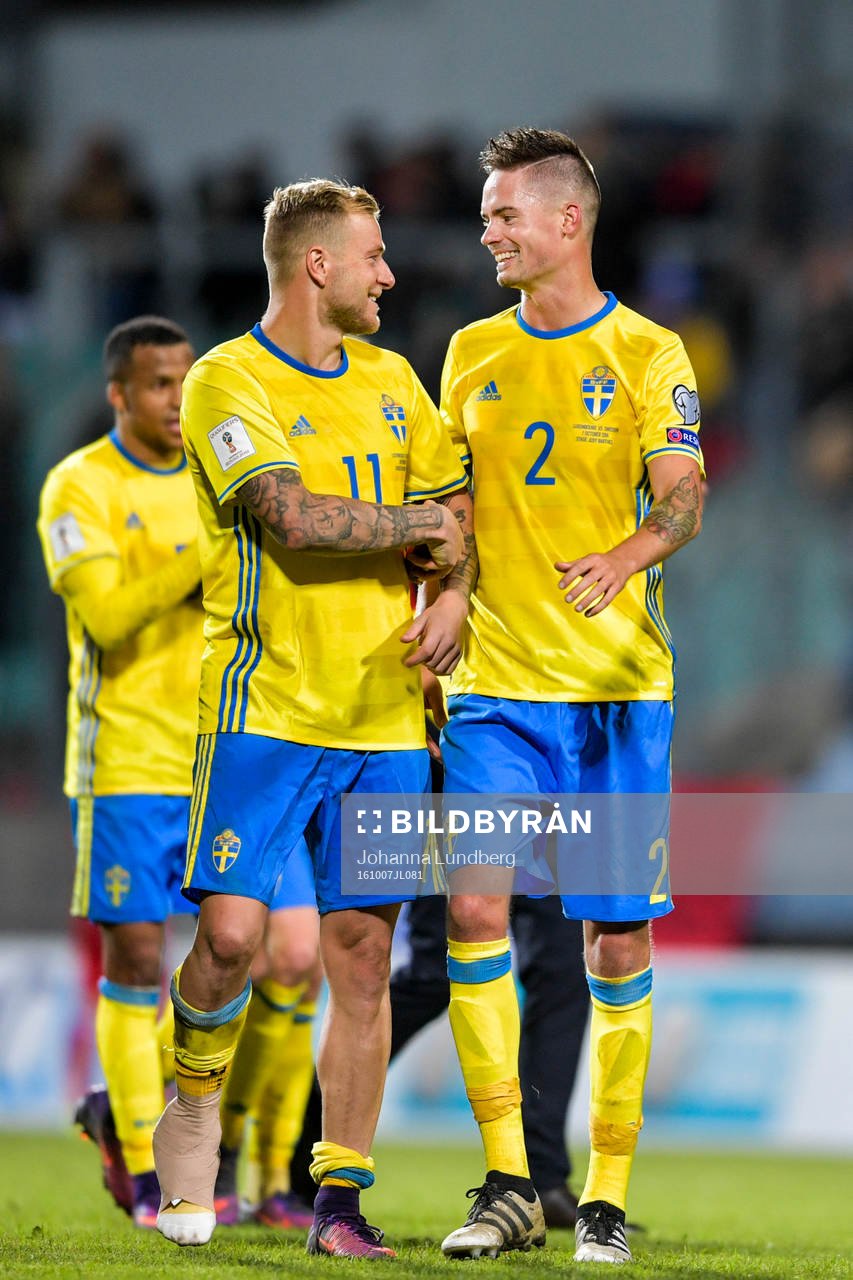 Sveriges John Guidetti och Mikael Lustig jublar