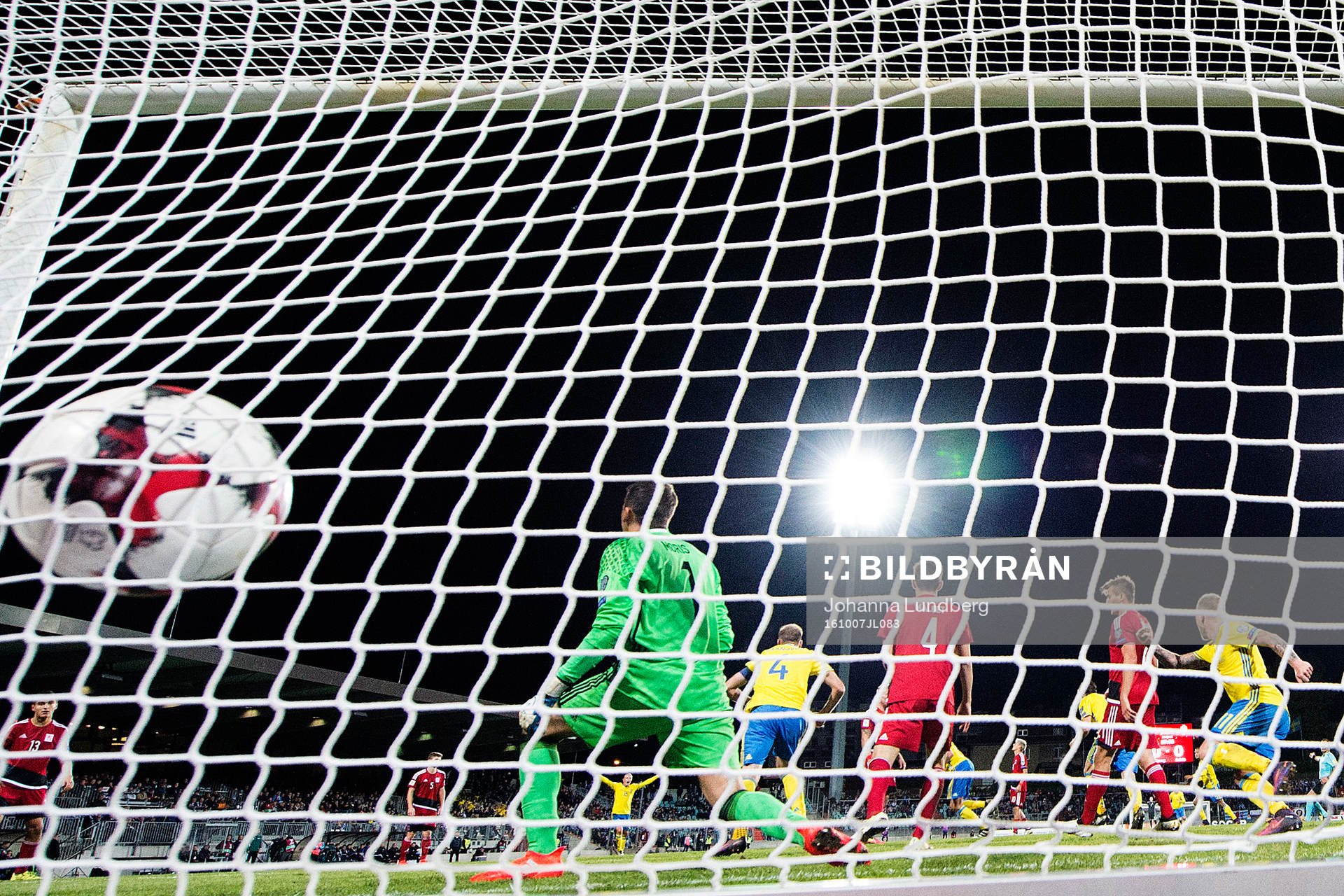Sveriges Mikael Lustig gör 0-1 bakom Luxemburgs målvakt Anthony Moris under fotbollsmatchen i VM-kvalet mellan Luxemburg och Sverige den 7 oktober 2016 i Luxemburg.