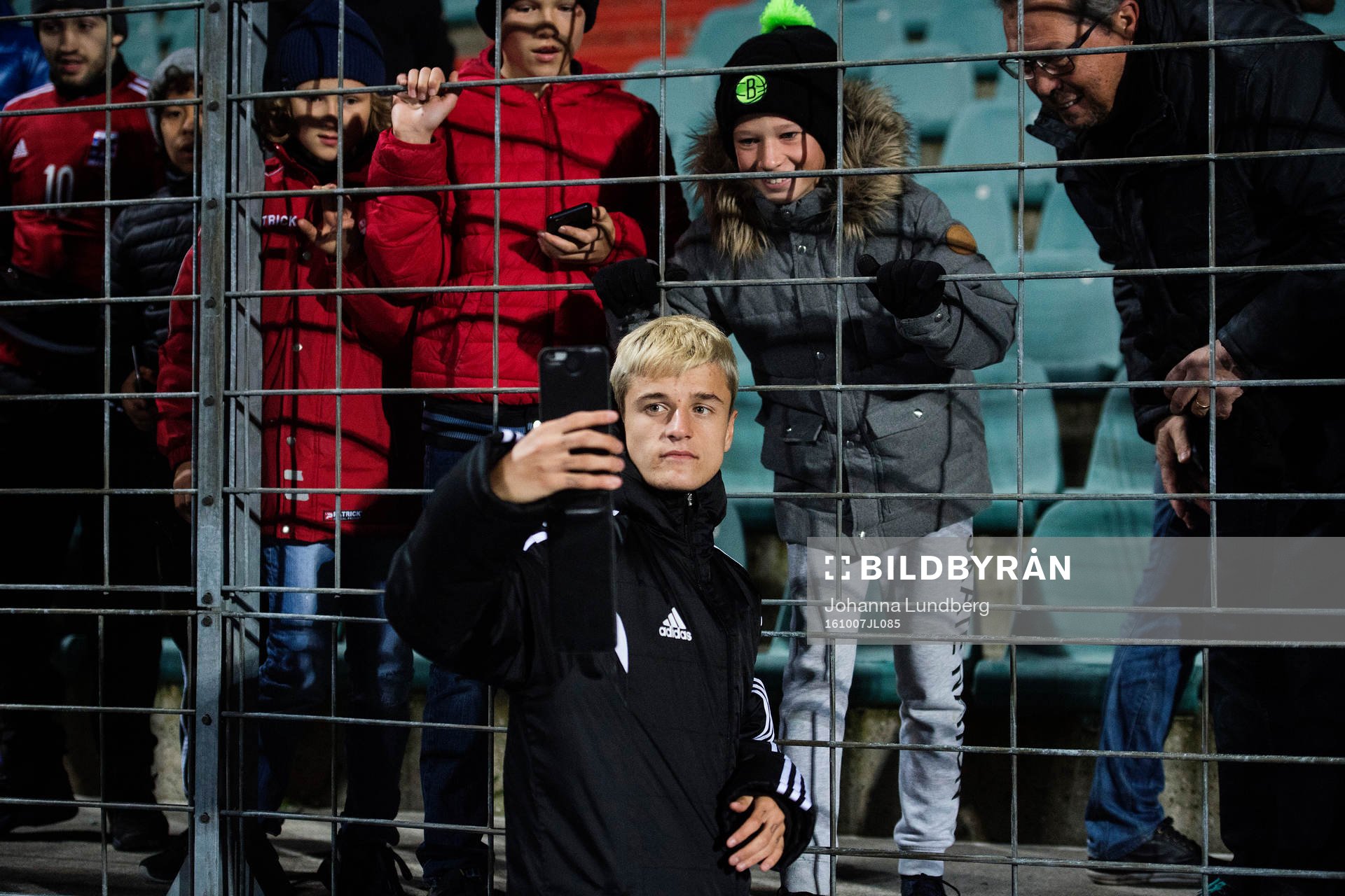 Luxemburgs Vincent Thill tar bilder med supportrar