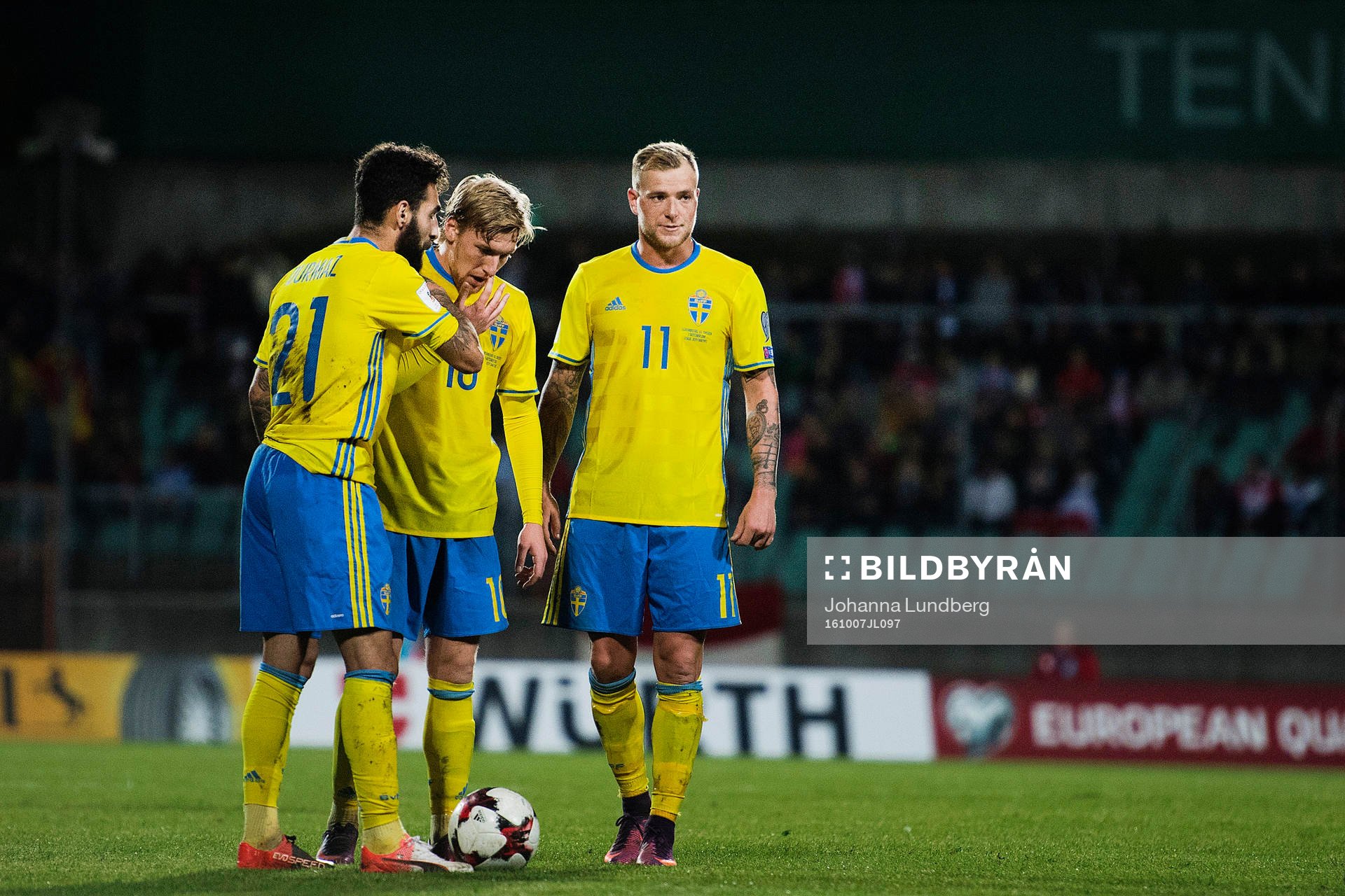 Sveriges Jimmy Durmaz, Emil Forsberg och John Guidetti pratar ihop sig inför en frispark under fotbollsmatchen i VM-kvalet mellan Luxemburg och Sverige den 7 oktober 2016 i Luxemburg.