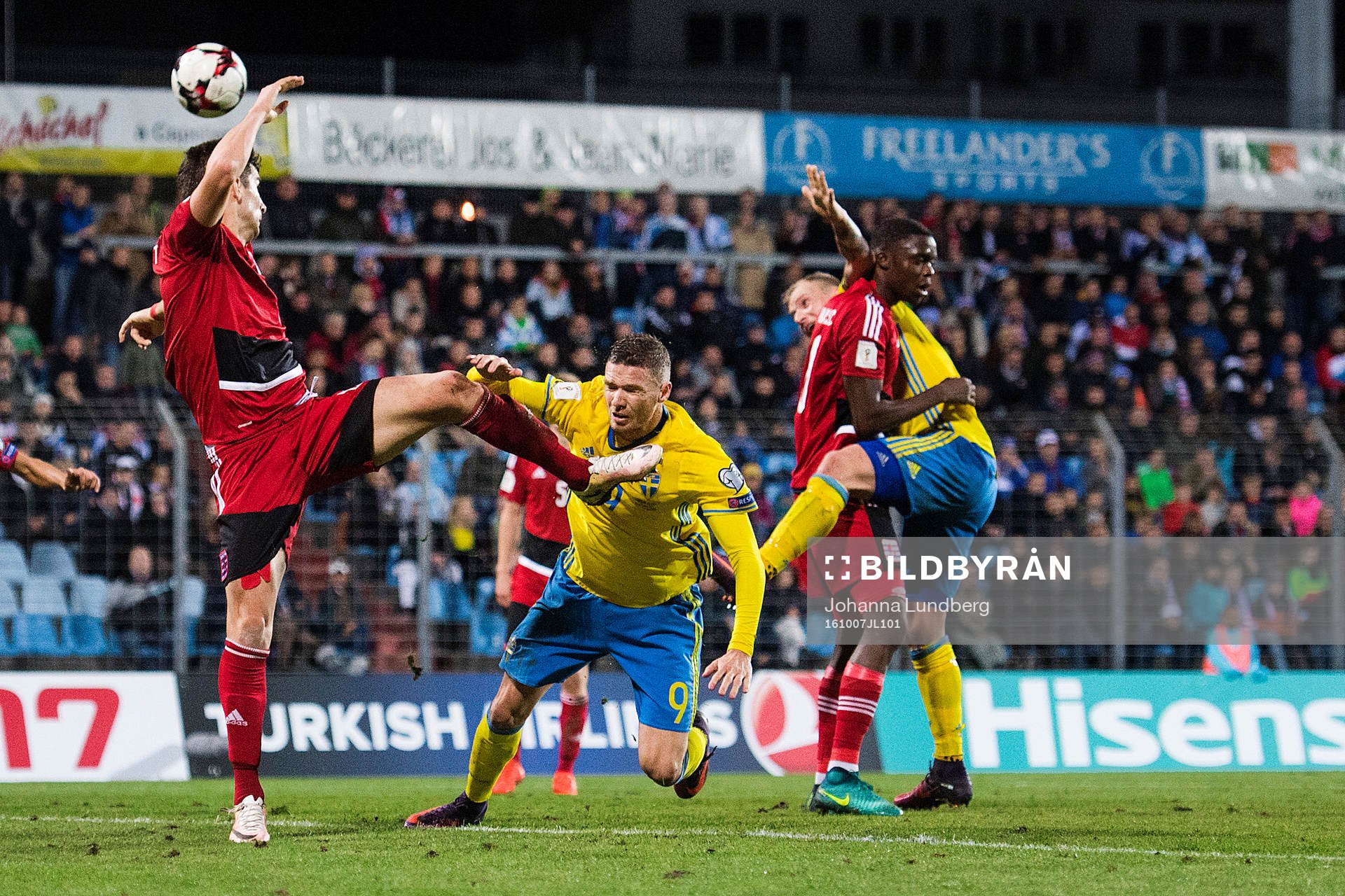 Luxemburgs Chris Philipps träffar Sveriges Marcus Berg med sin fot under fotbollsmatchen i VM-kvalet mellan Luxemburg och Sverige den 7 oktober 2016 i Luxemburg.