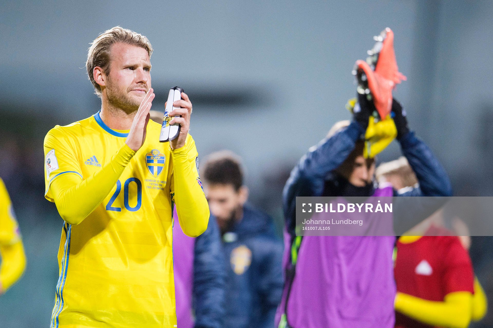 Sveriges Ola Toivonen tackar publiken