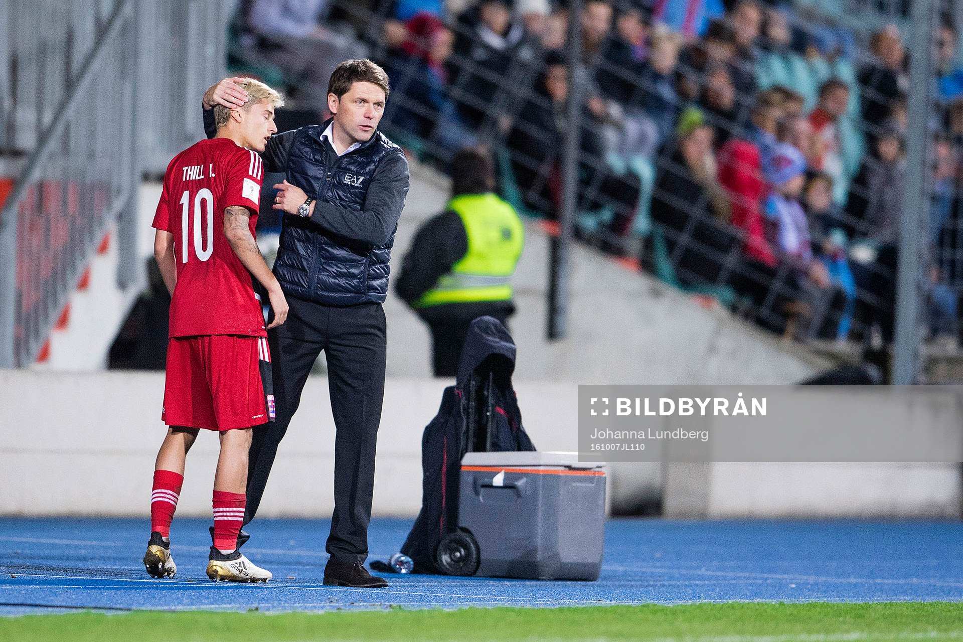 Luxemburgs förbundskapten  Luc Holtz  krämrå om Vincent Thill när han byts ut under fotbollsmatchen i VM-kvalet mellan Luxemburg och Sverige den 7 oktober 2016 i Luxemburg.