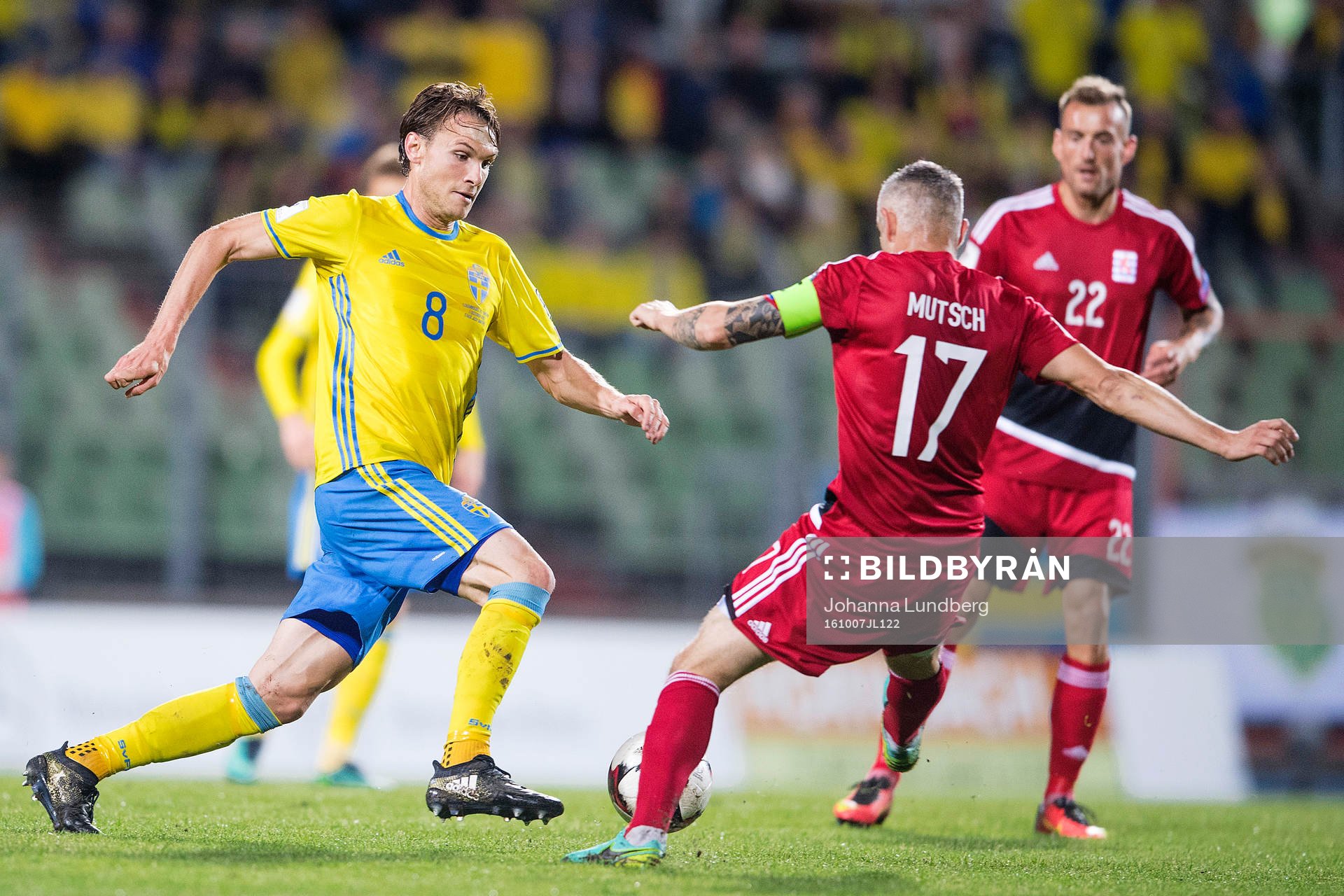 Sveriges Albin Ekdal utmanar Luxemburgs Mario Mutsch