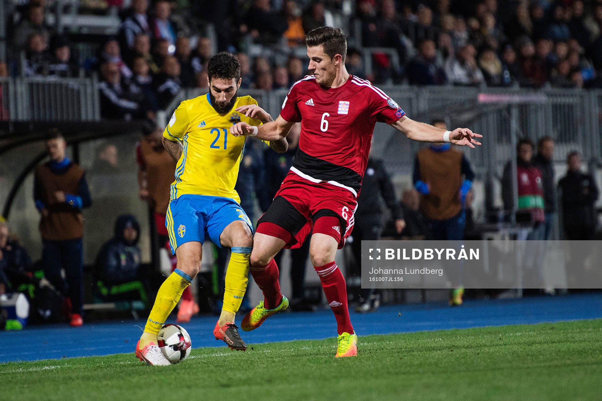 Sveriges Jimmy Durmaz och Luxemburgs Chris Philipps