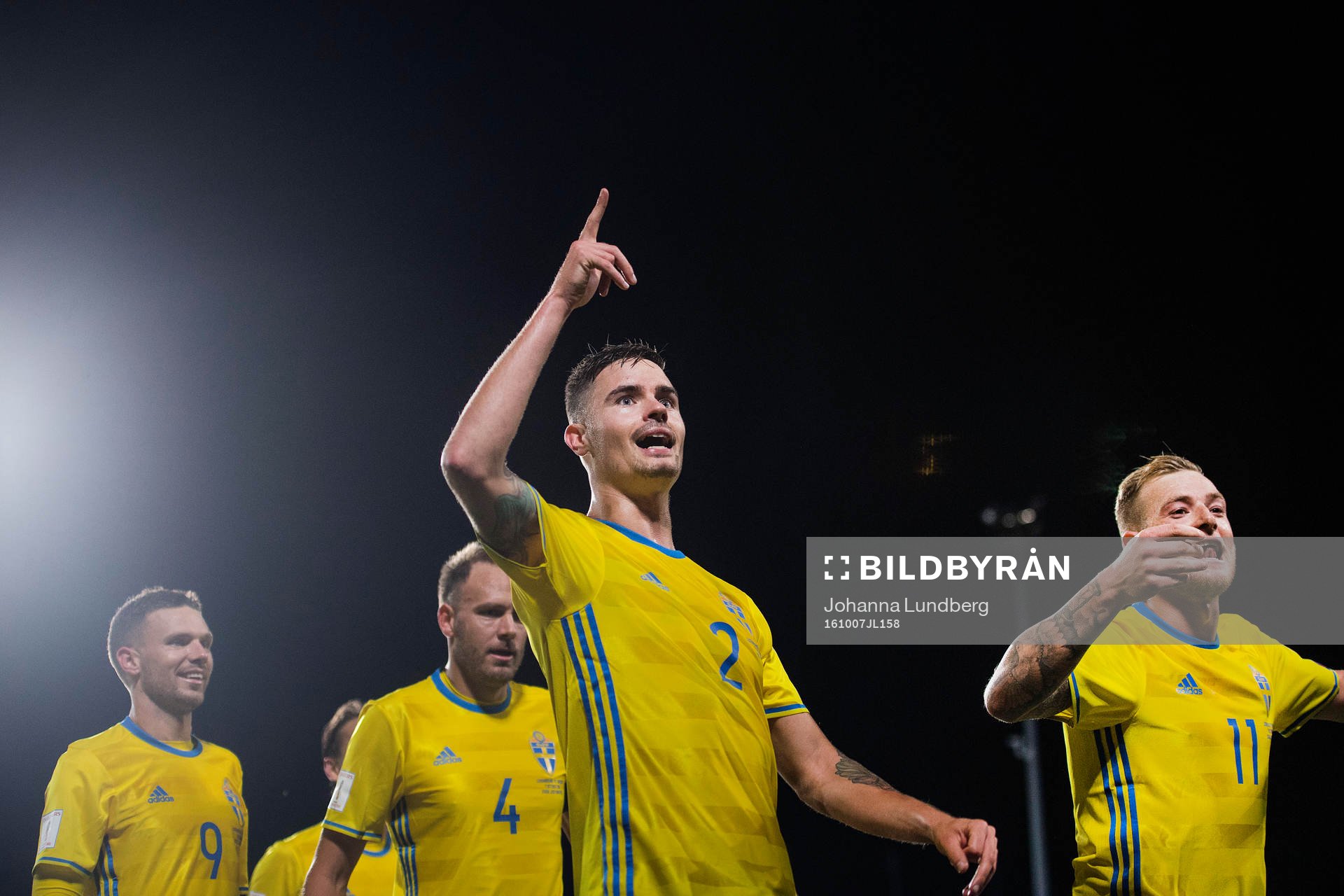 Sveriges Mikael Lustig jublar mot Marcus Berg, Andreas