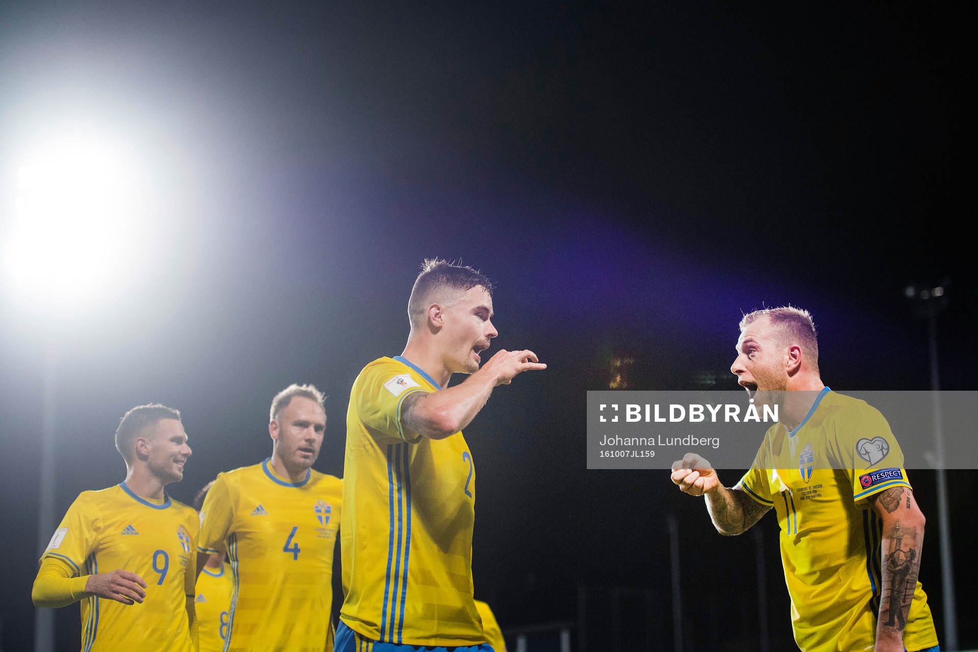 Sveriges Mikael Lustig jublar mot Marcus Berg, Andreas