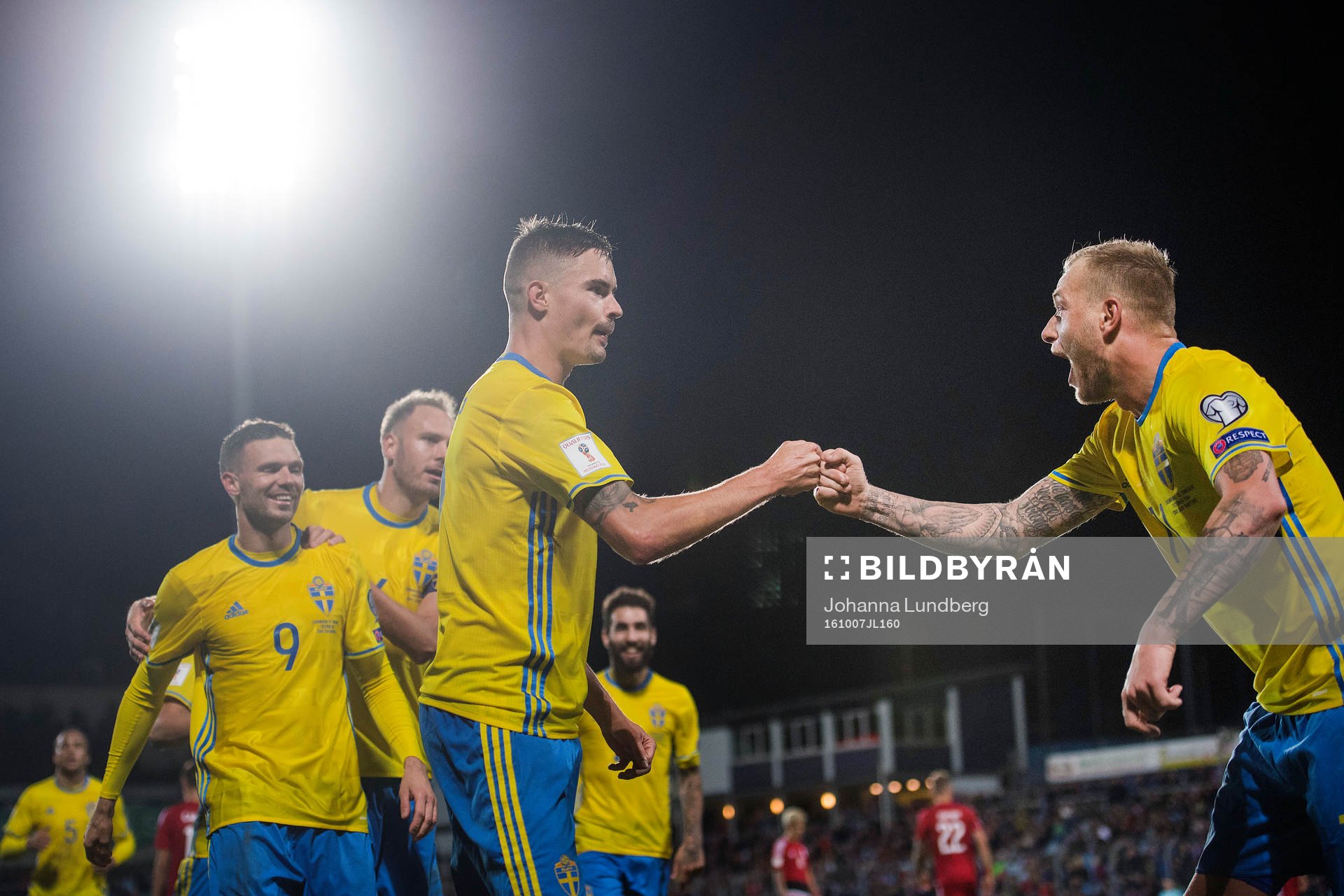 Sveriges Mikael Lustig jublar mot Marcus Berg, Andreas