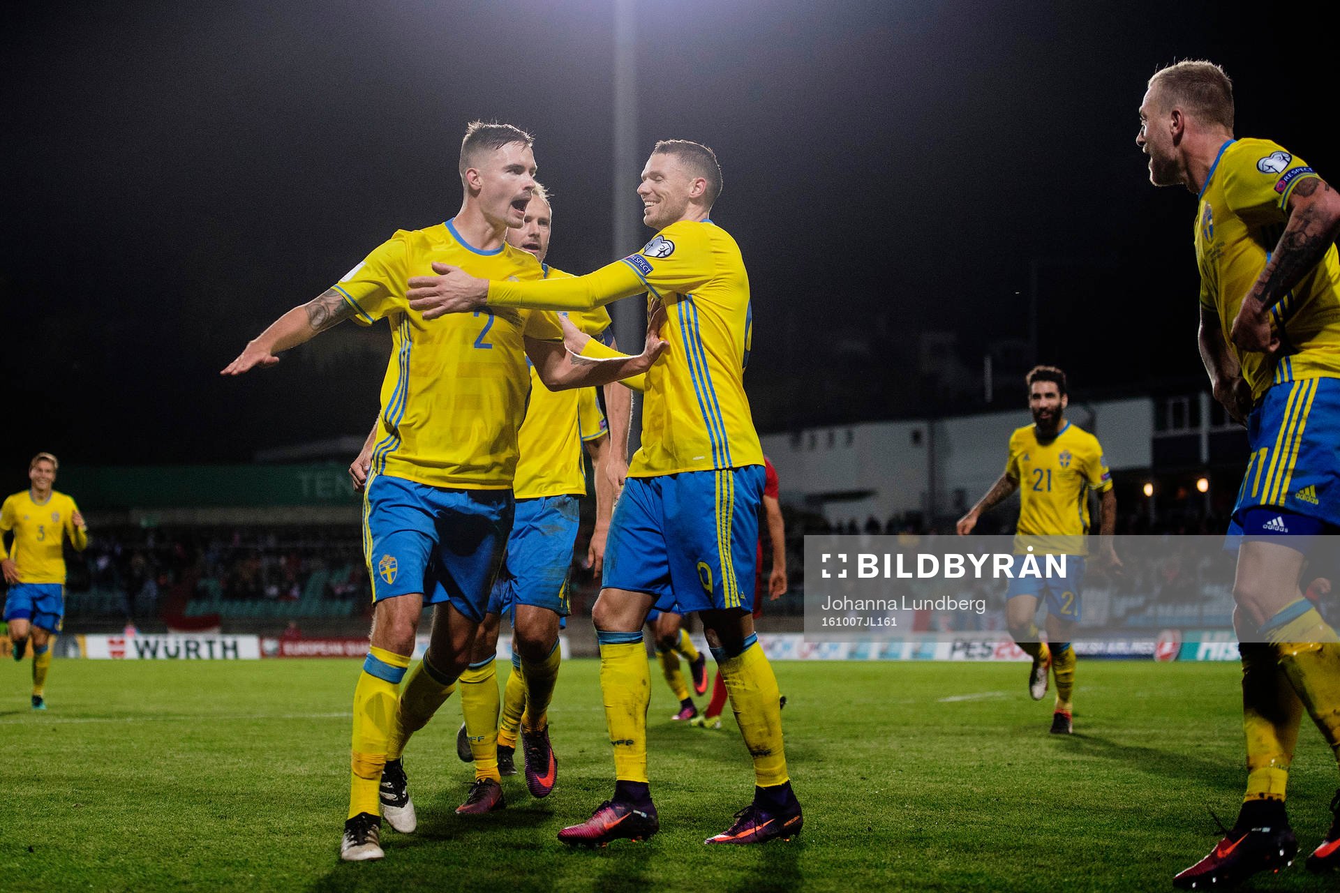 Sveriges Mikael Lustig jublar mot Marcus Berg, Andreas