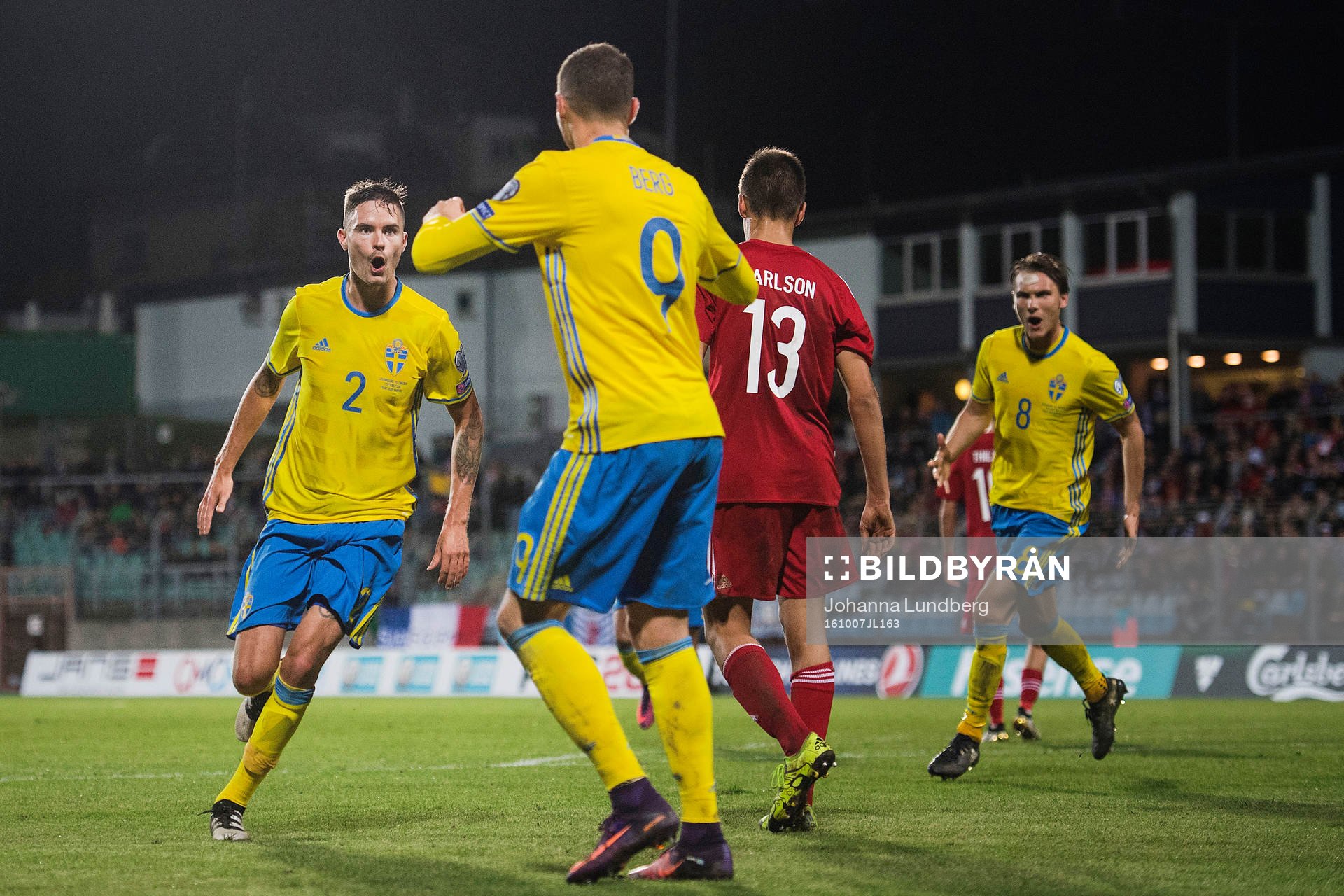 Sveriges Mikael Lustig jublar mot Marcus Berg