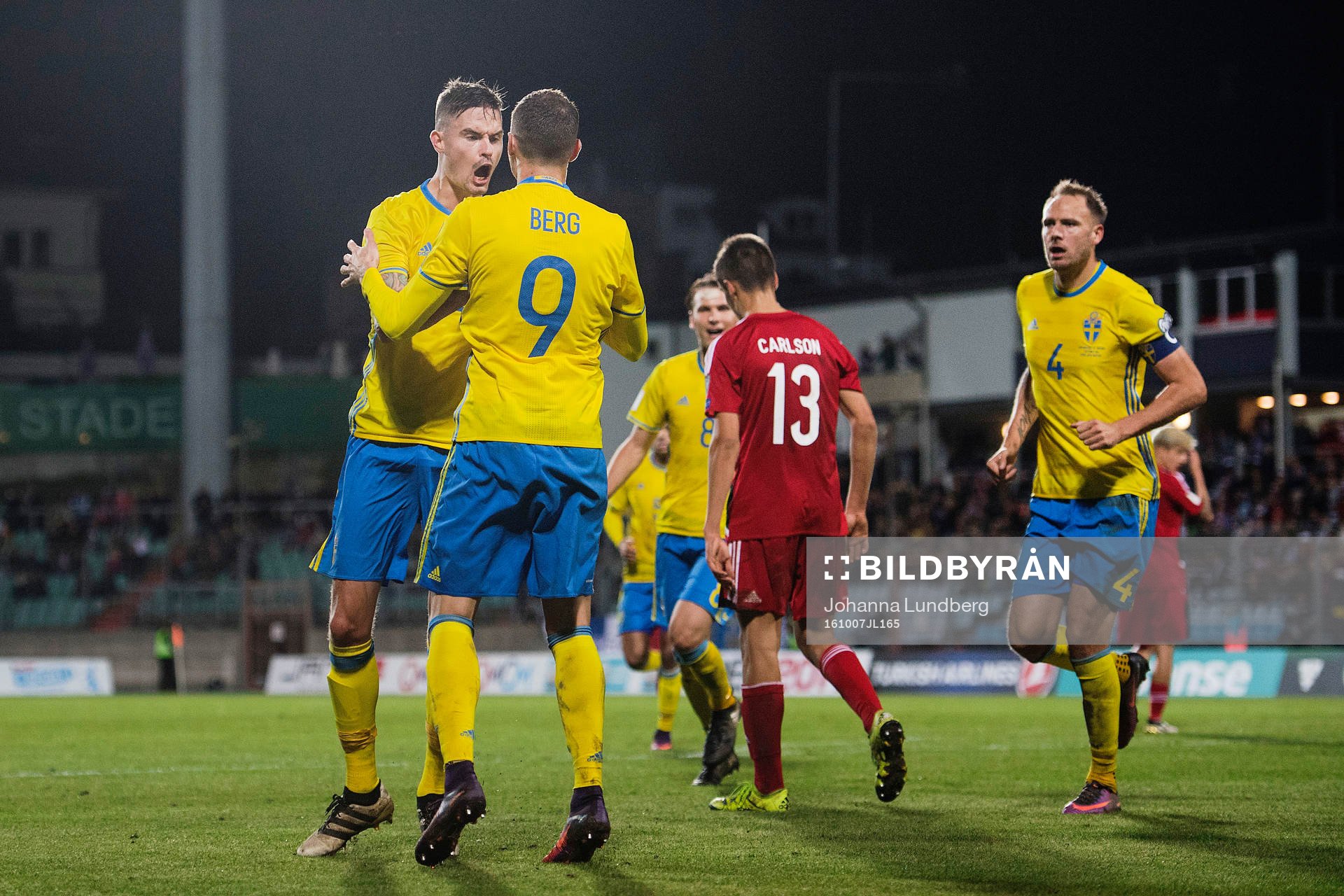 Sveriges Mikael Lustig jublar mot Marcus Berg