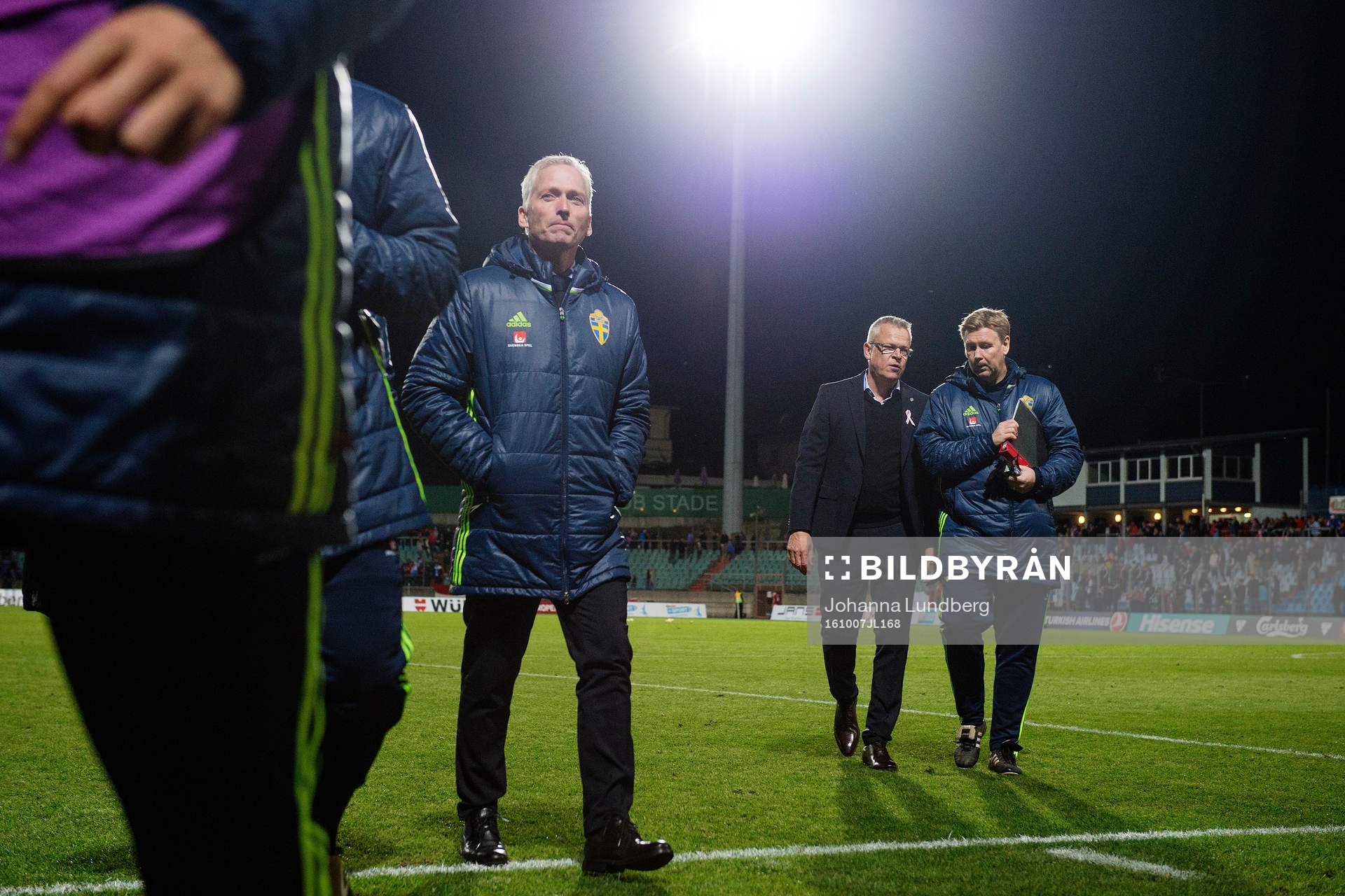 Svenska fotbollförbundets generalsekreterare Håkan Sjögren, Sveriges förbundskapten Janne Andersson och assisterande förbundskapten Peter Wettergren under fotbollsmatchen i VM-kvalet mellan Luxemburg och Sverige den 7 oktober 2016 i Luxemburg.