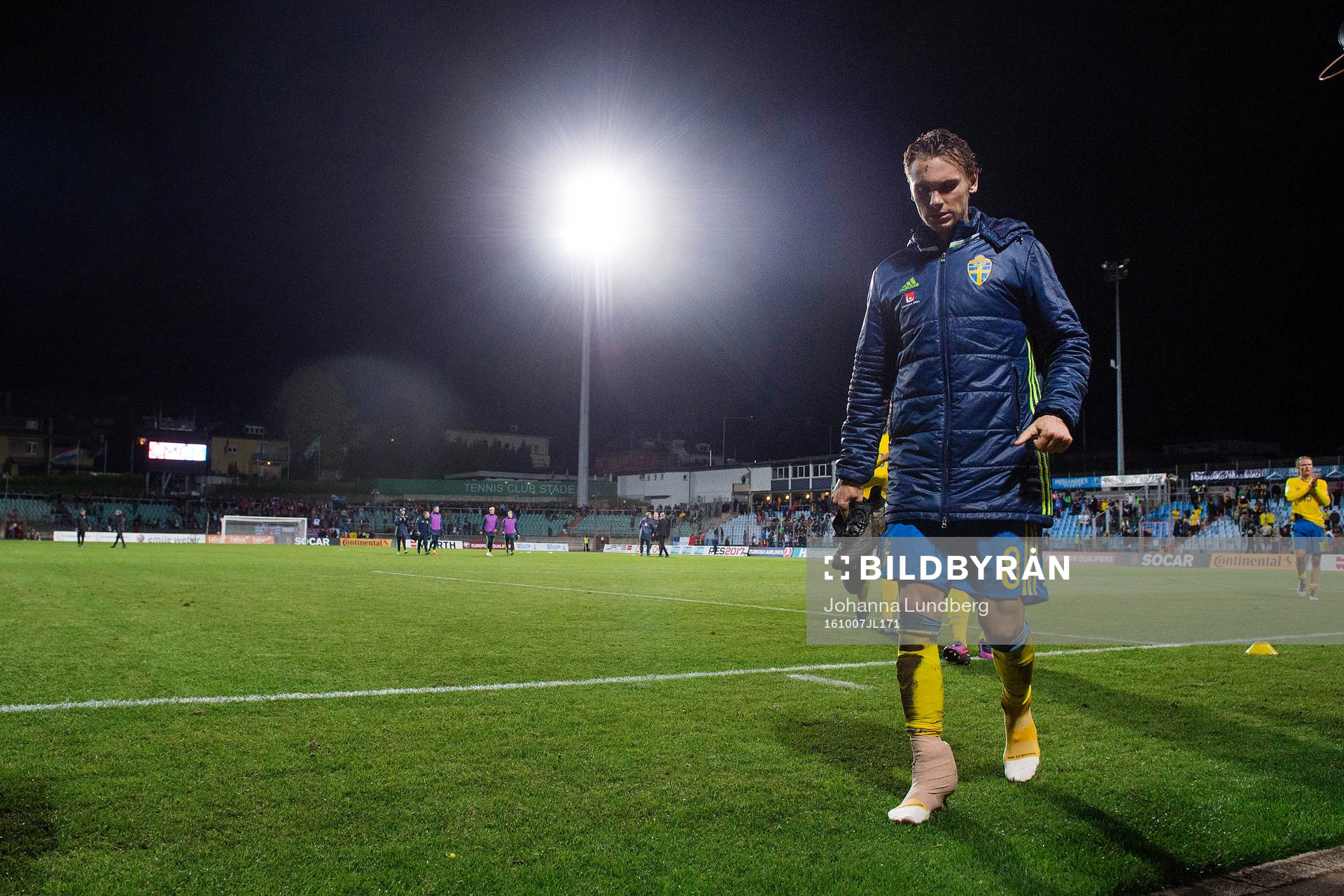Sveriges Albin Ekdal lämnar planen med lindad fot