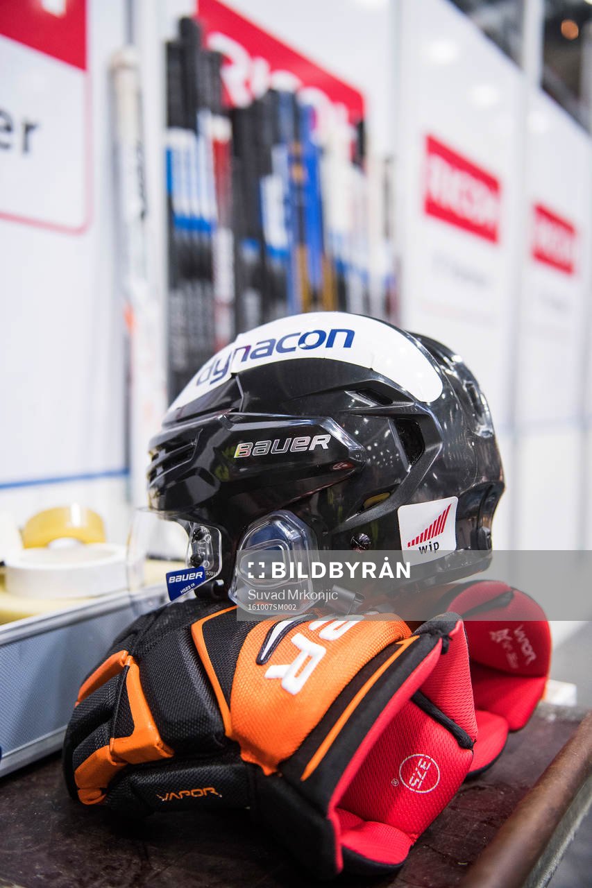 Ishockeyhjälm och handskar