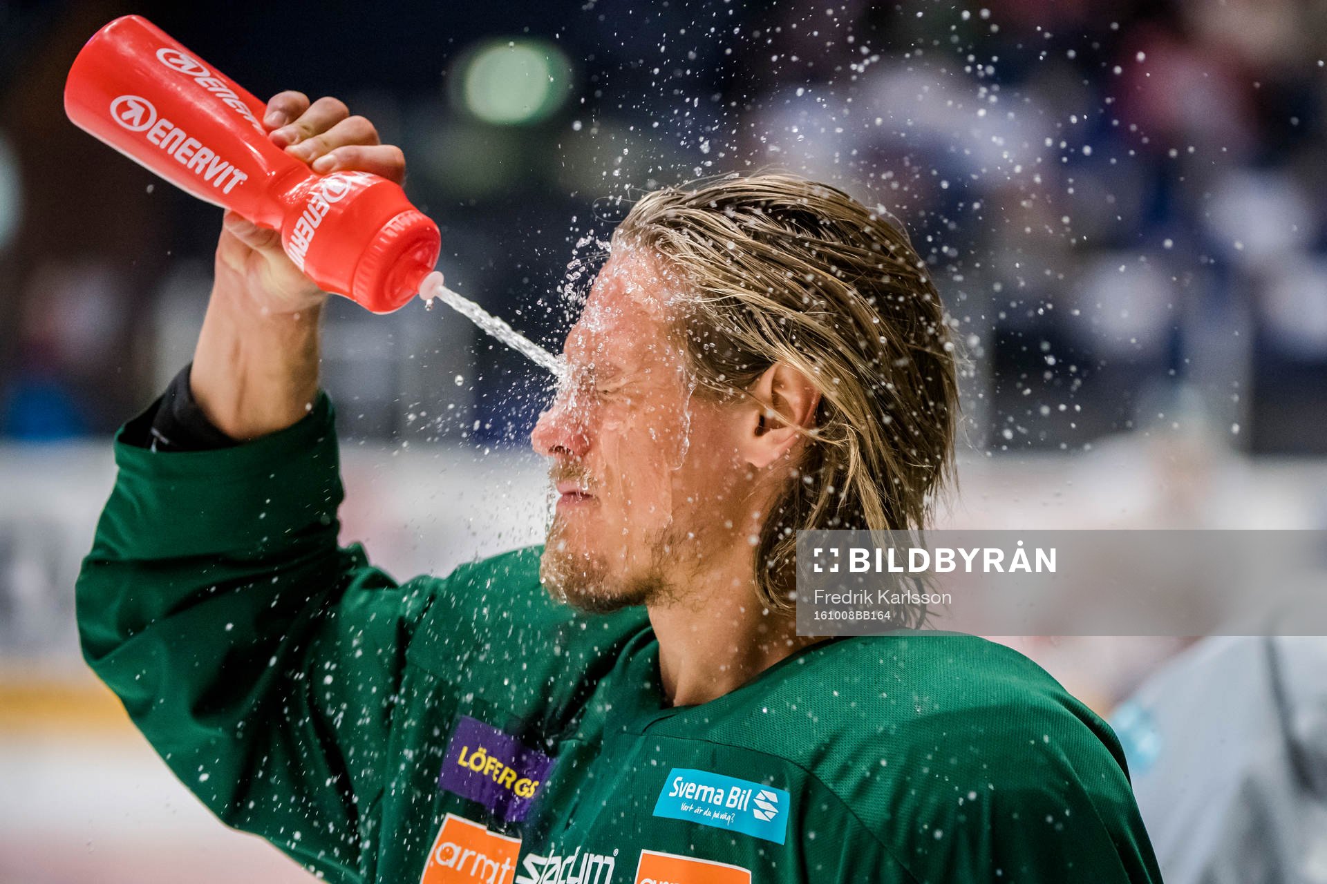 Färjestads Magnus Nygren svalkar av sig