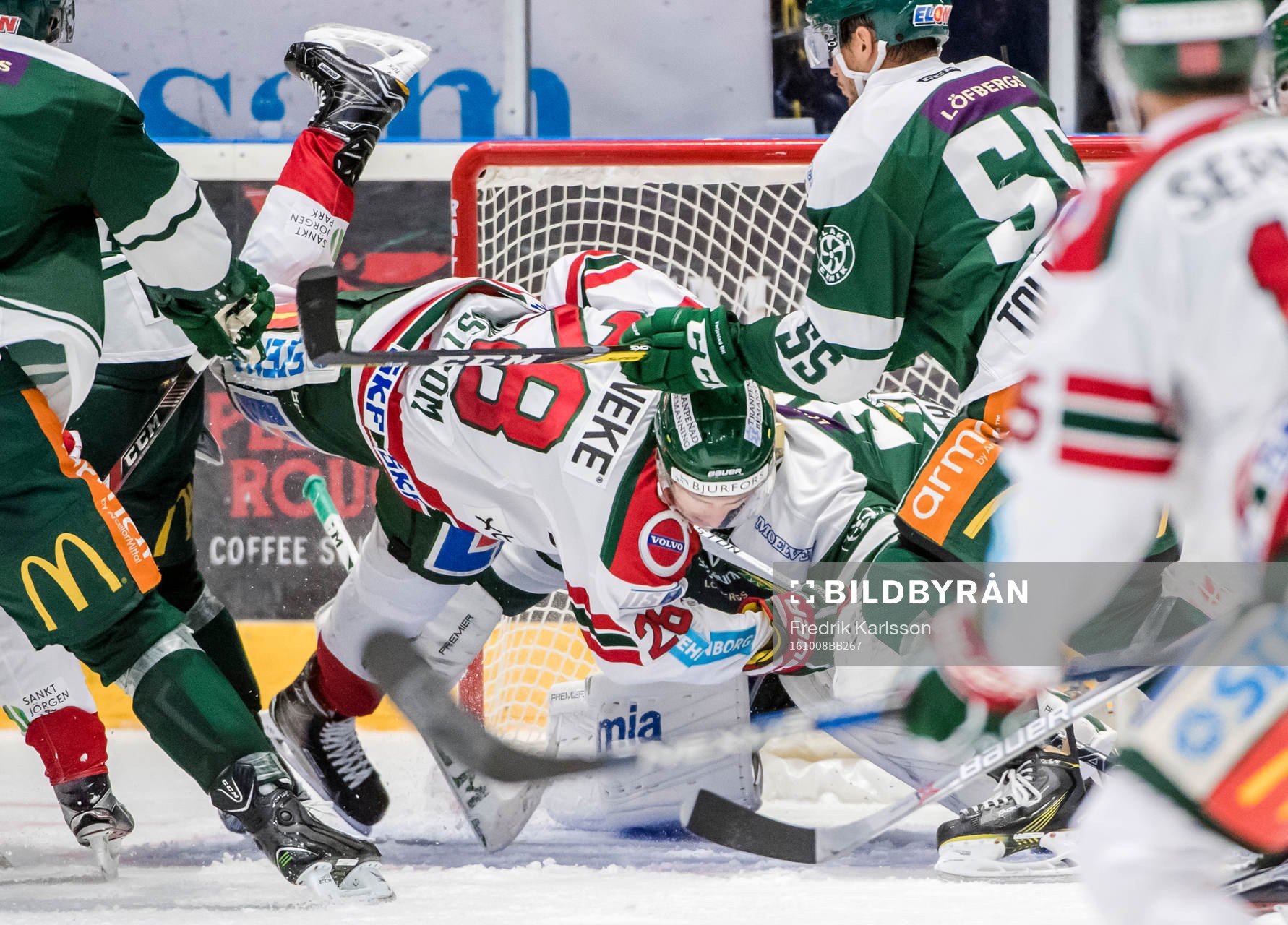 Frölundas Johan Sundström flyger in i Färjestads
