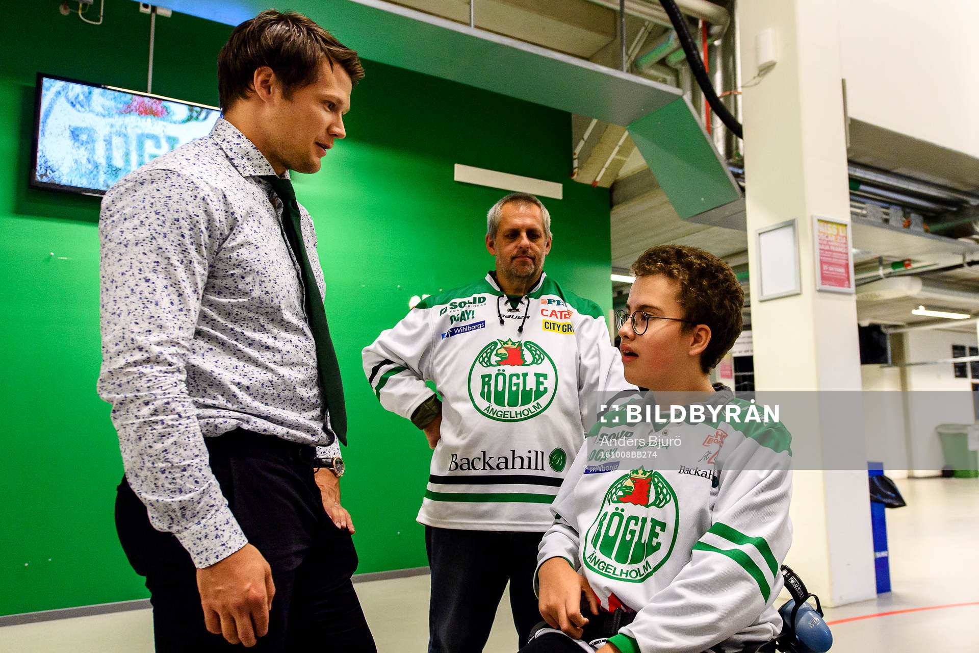 Rögles Viktor Lindgren pratar med en supporter