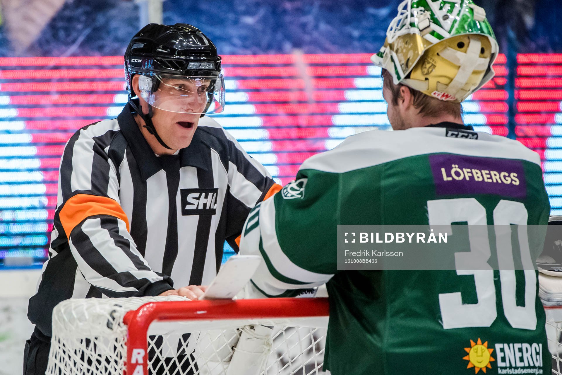 Domare Morgan Johansson pratar med Färjestads målvakt