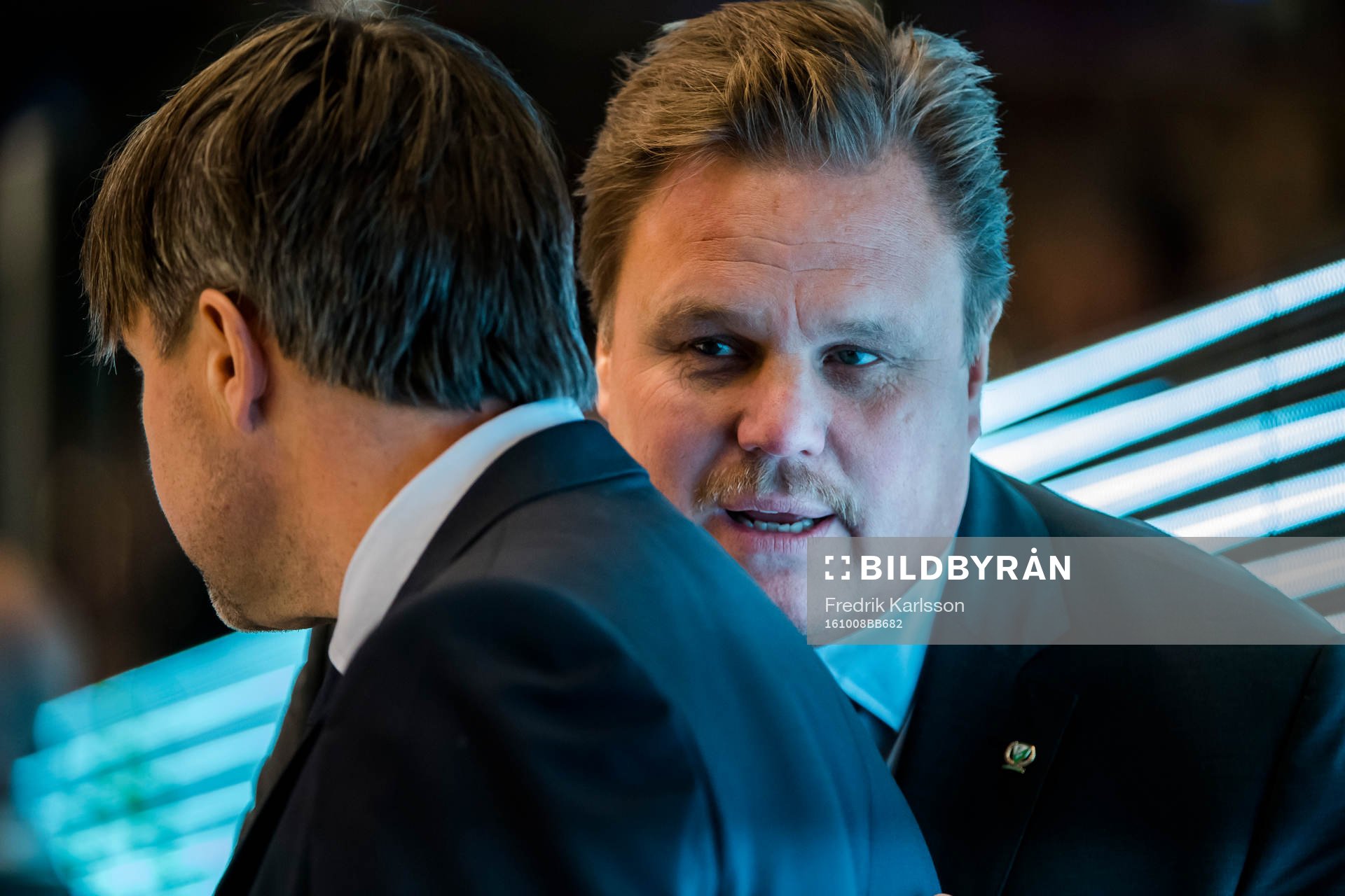 Färjestads tränare Leif Carlsson samtalar med