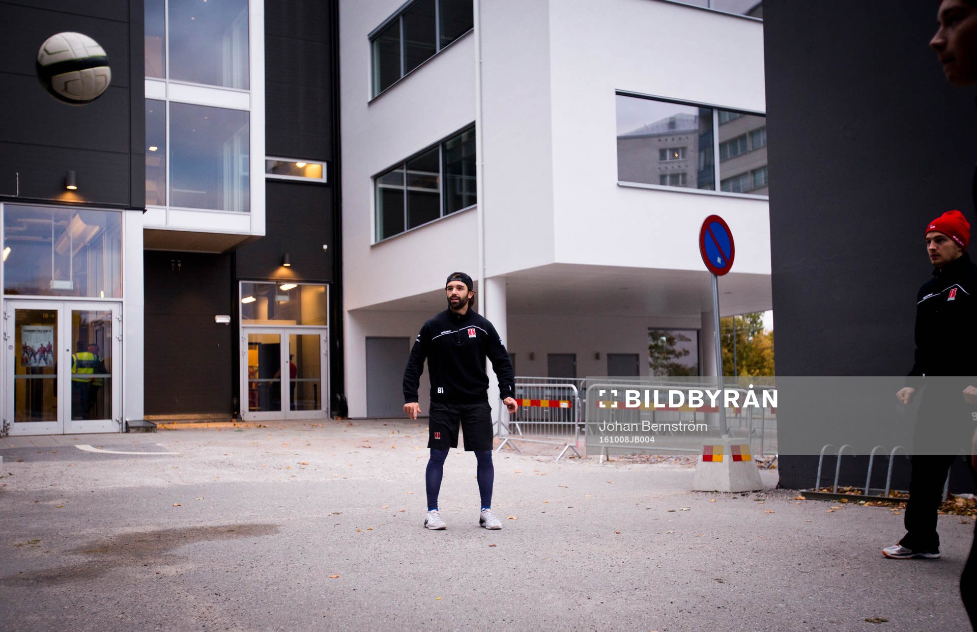 Örebro Dominique Heinrich spelar fotboll utanför Behrn