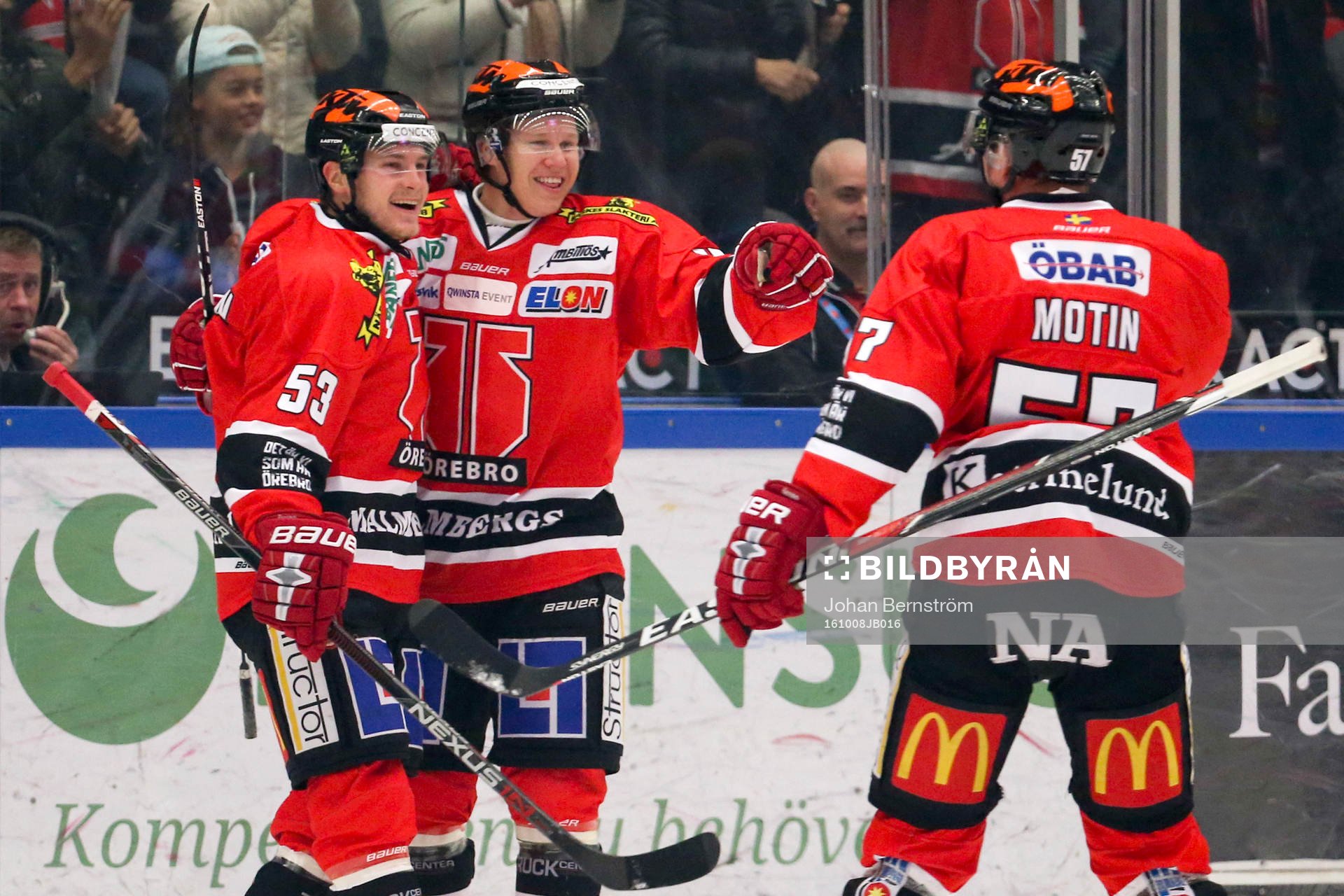 Örebros Bobbo Petersson jublar med lagkamrater