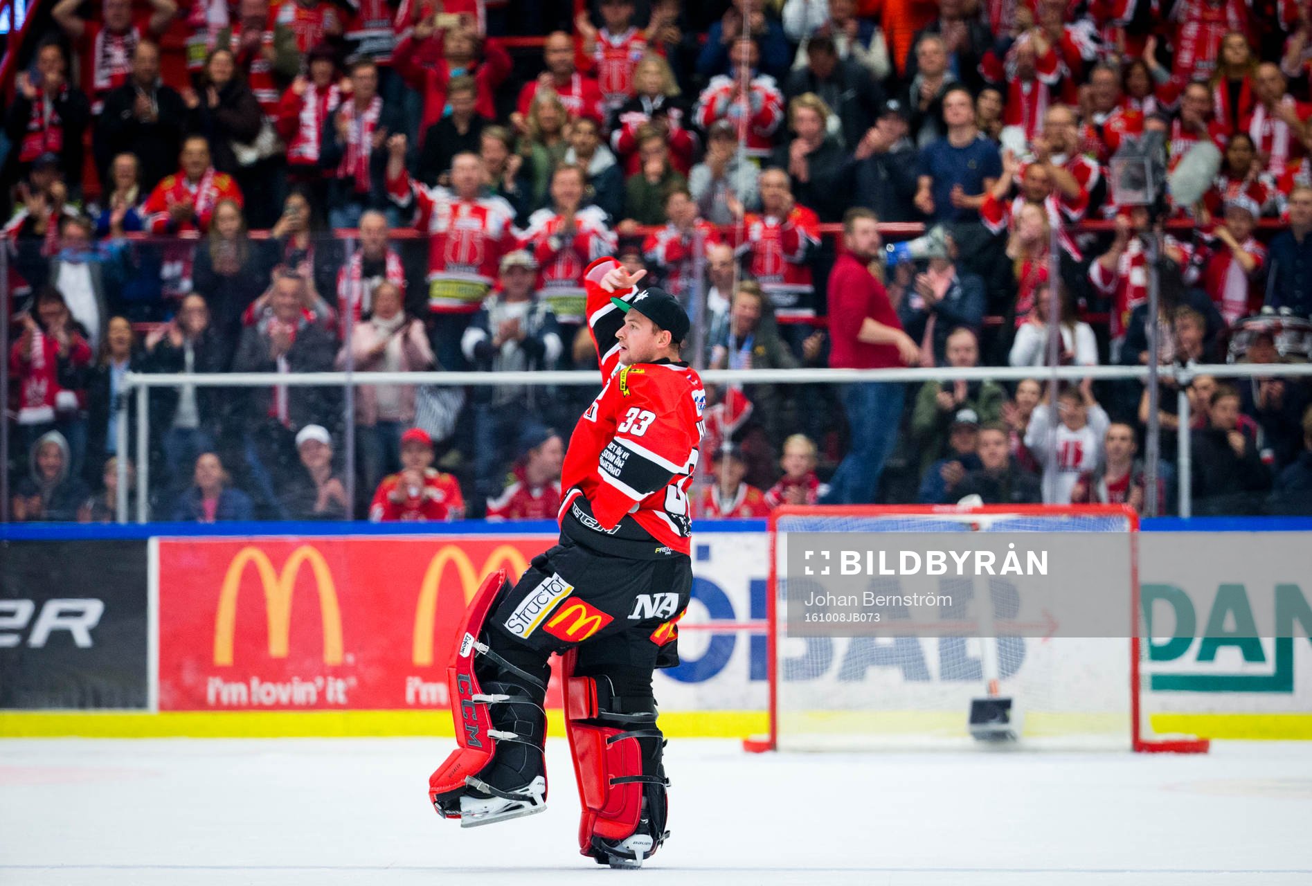 Örebros målvakt Julius Hudacek jublar med fansen