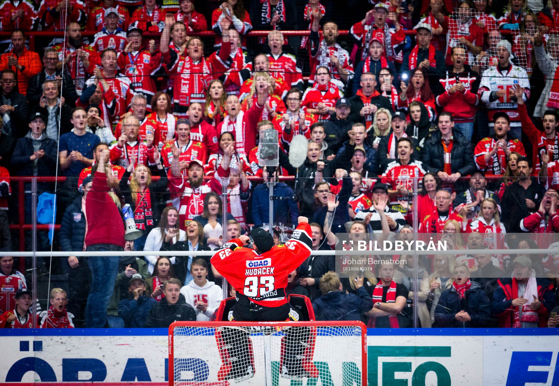 Örebros målvakt Julius Hudacek jublar med fansen