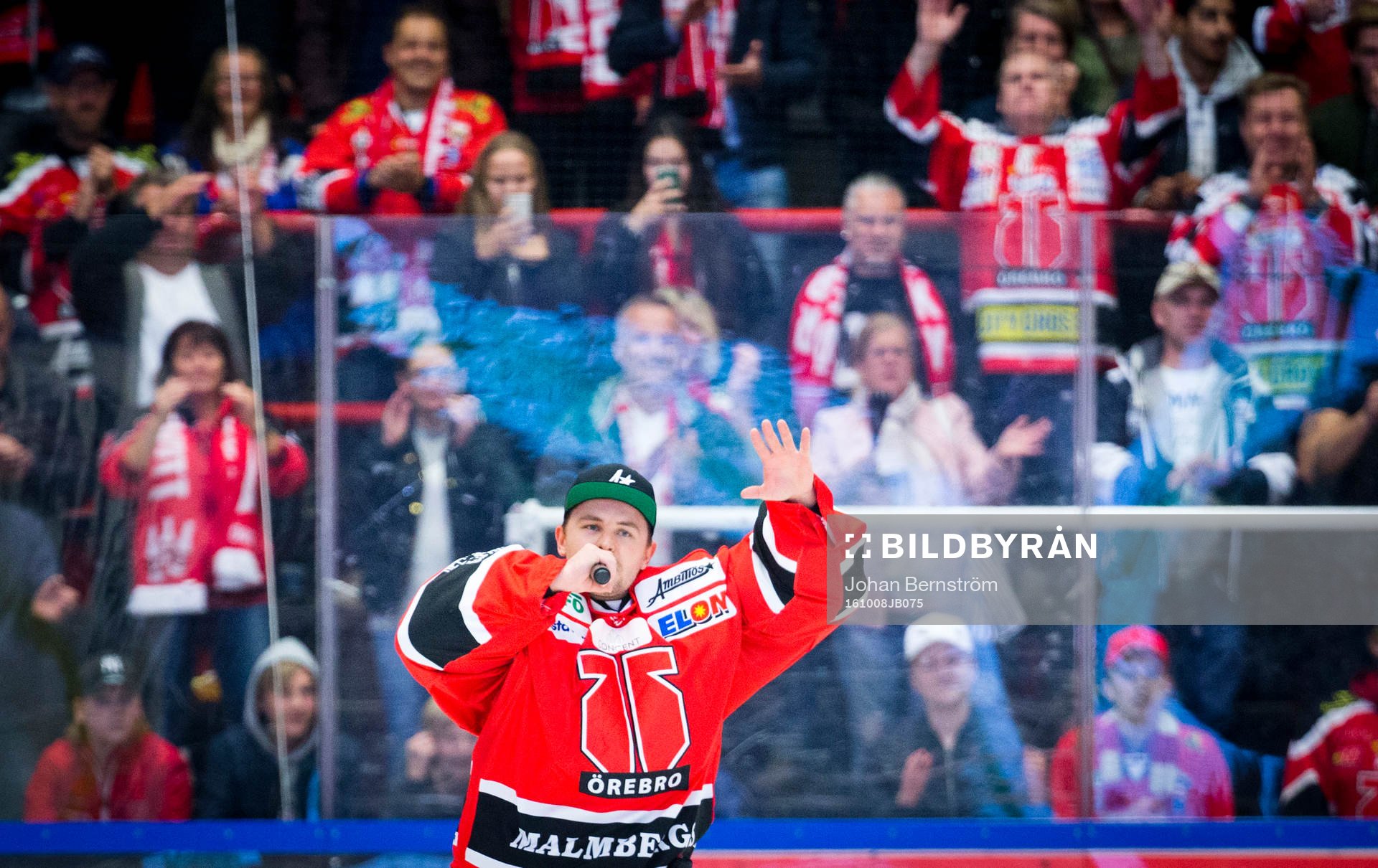 Örebros målvakt Julius Hudacek jublar med fansen