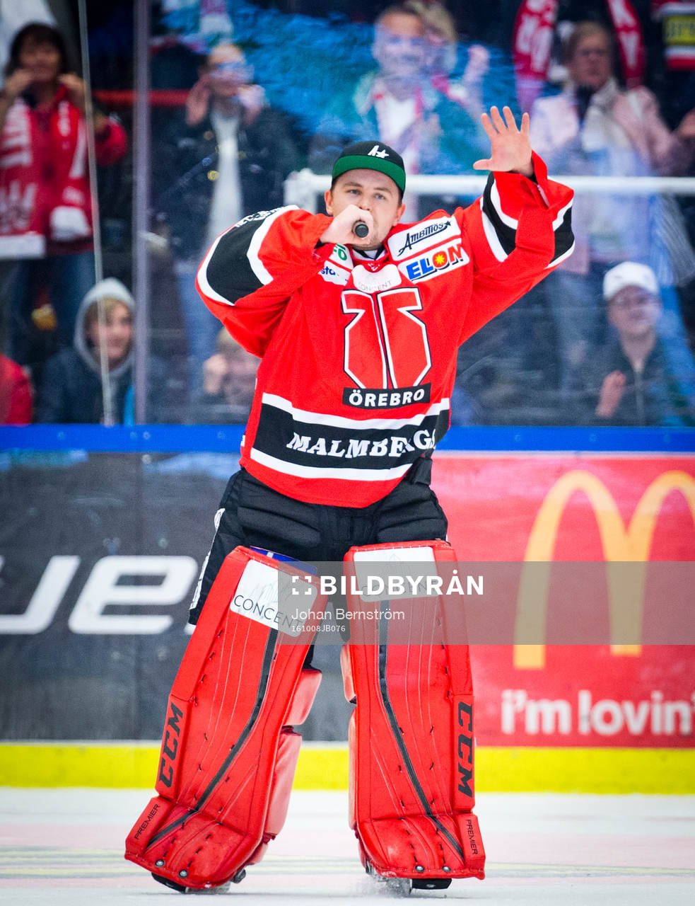 Örebros målvakt Julius Hudacek jublar med fansen