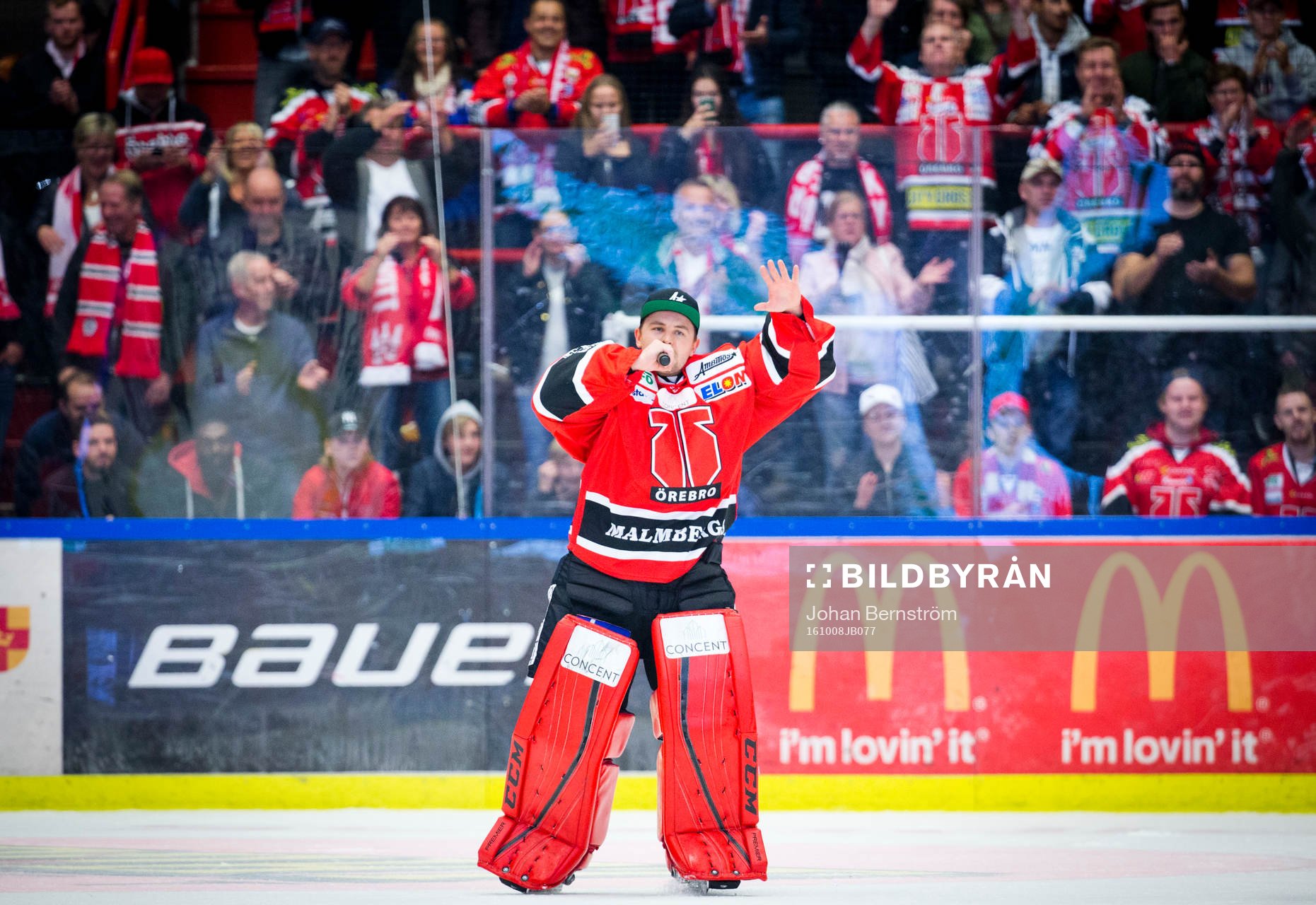 Örebros målvakt Julius Hudacek jublar med fansen
