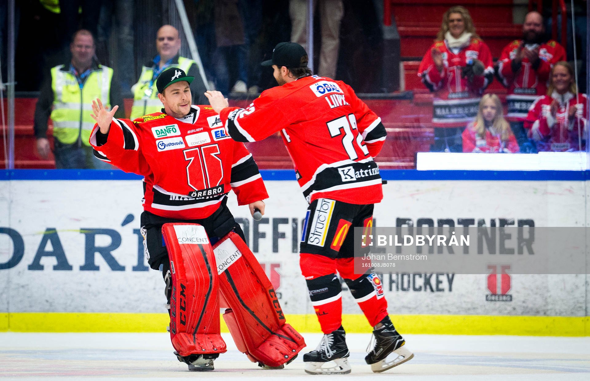 Örebros målvakt Julius Hudacek och Siim Liivik jublar med