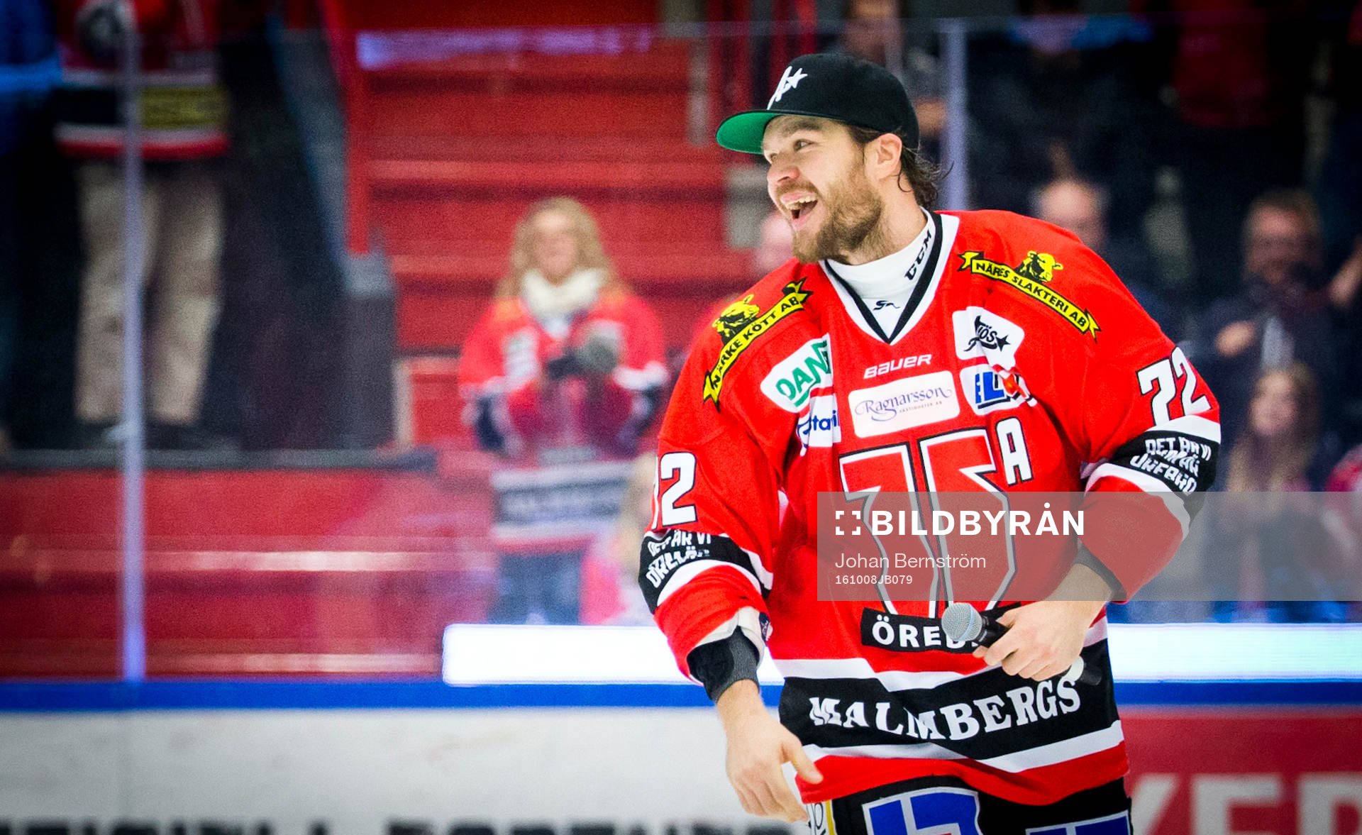 Örebros Siim Liivik jublar med fansen