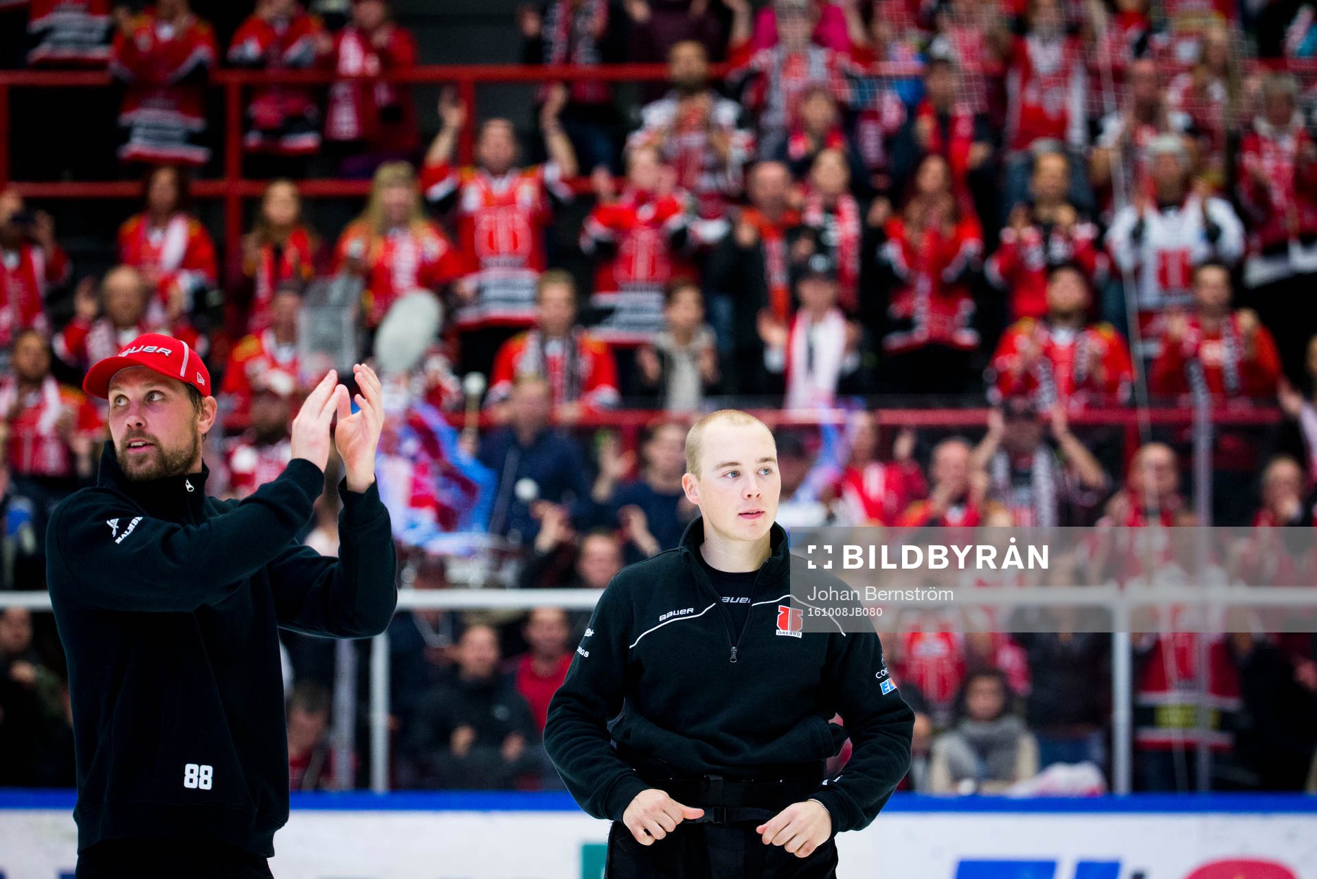 Örebros Viktor Ekbom och Joel Mustonen jublar med fansen