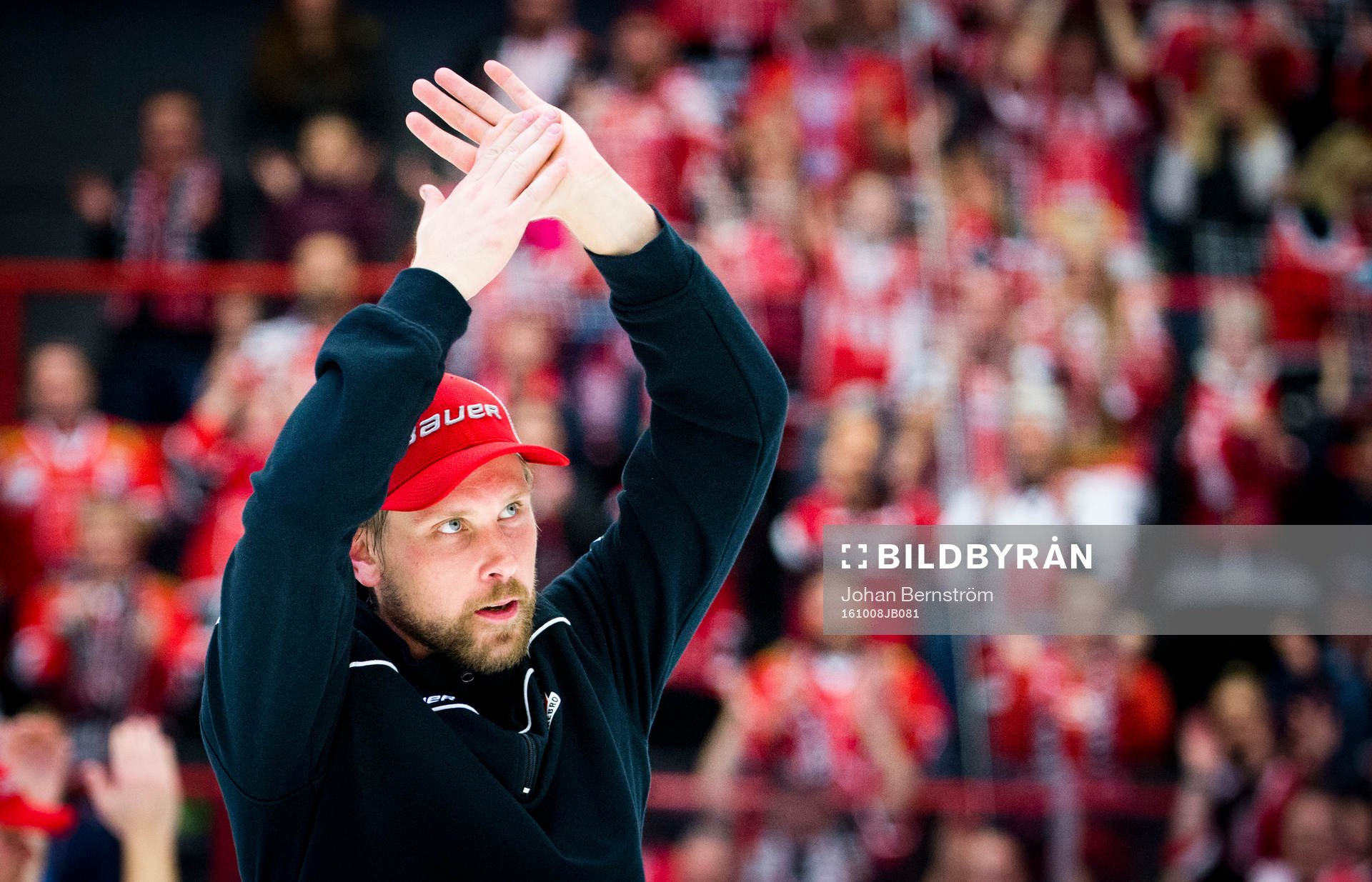 Örebros Viktor Ekbom jublar med fansen