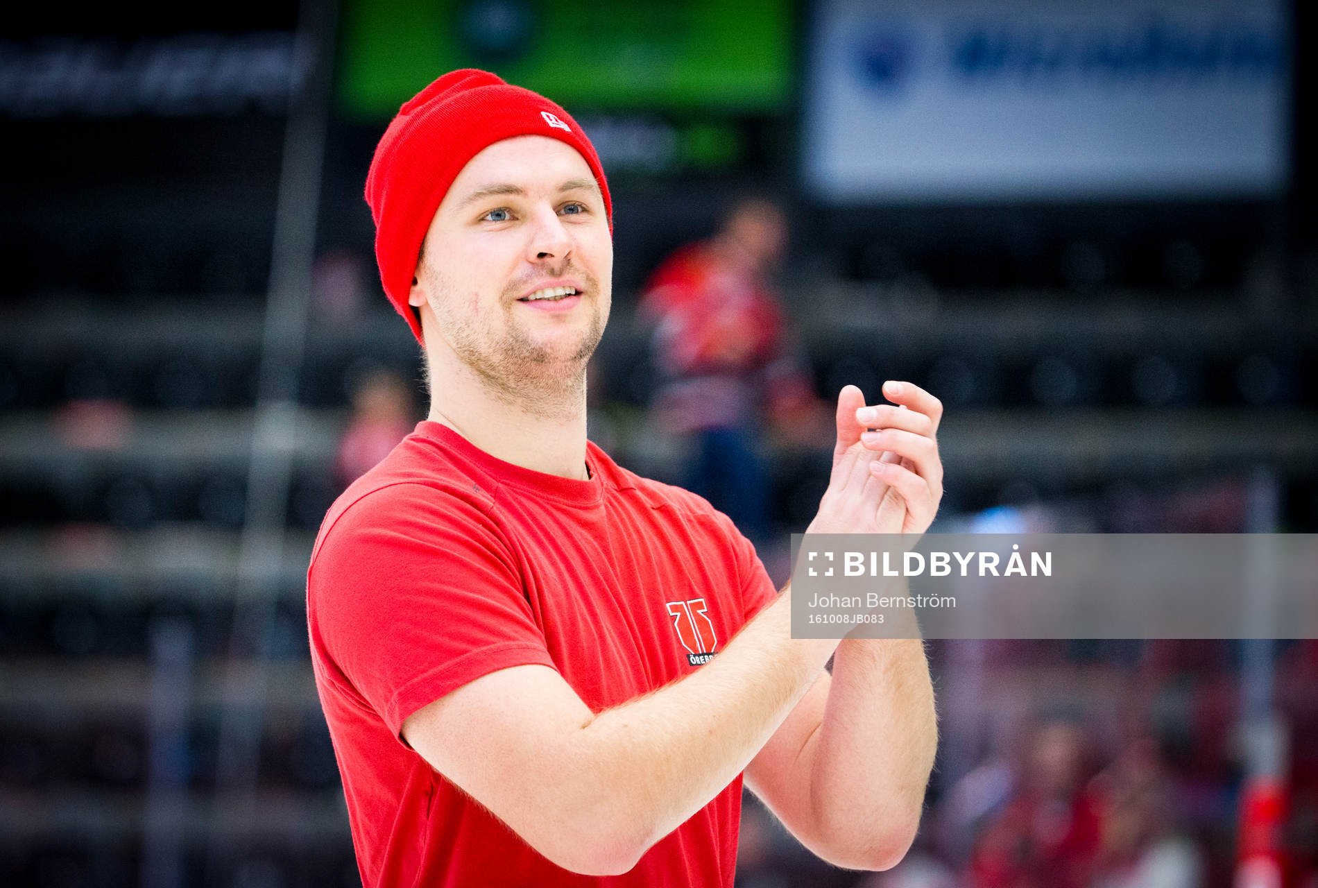 Örebros målvakt Julius Hudacek jublar med fansen