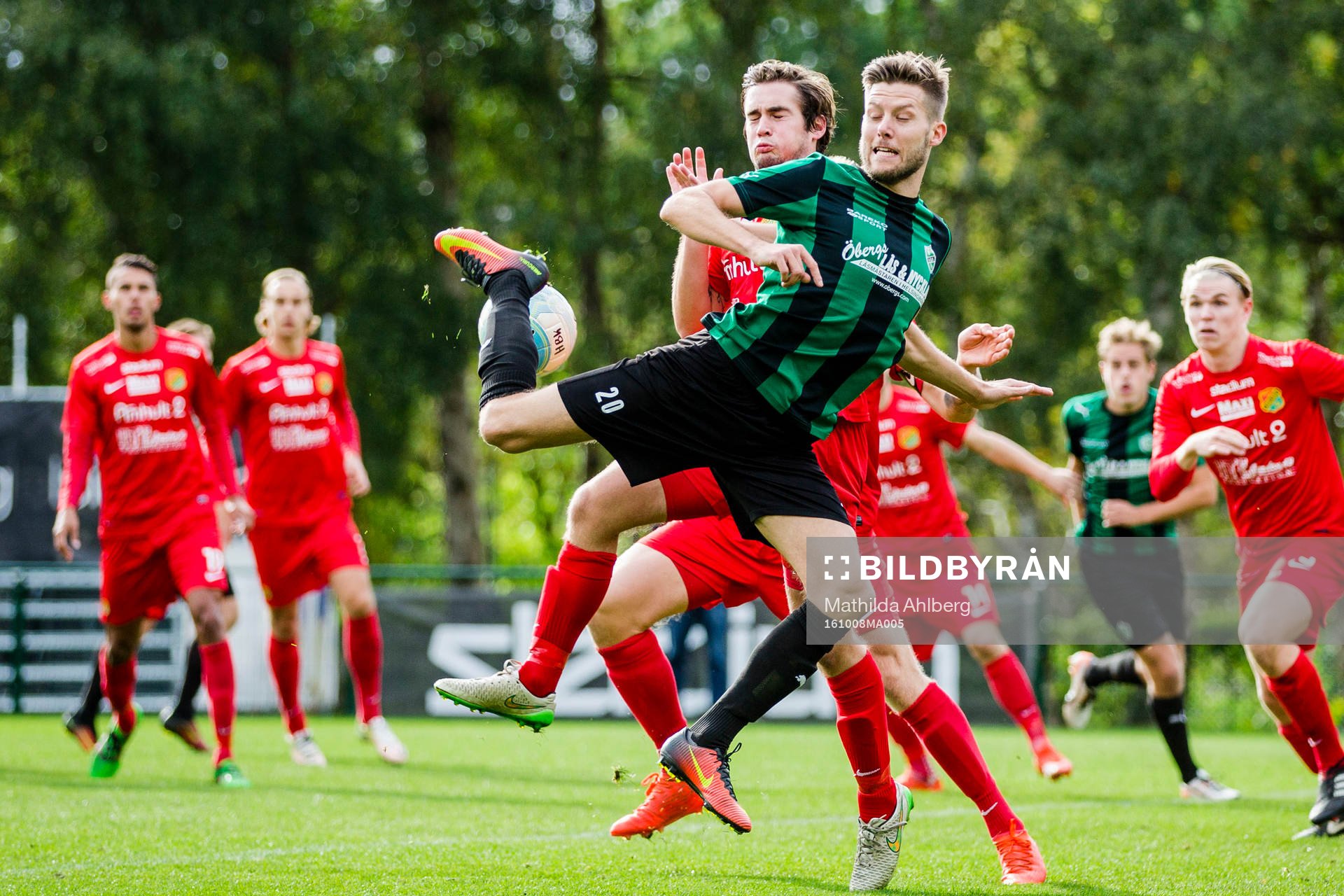 Högaborgs Mathias Lindgren Holenstein försöker klacka
