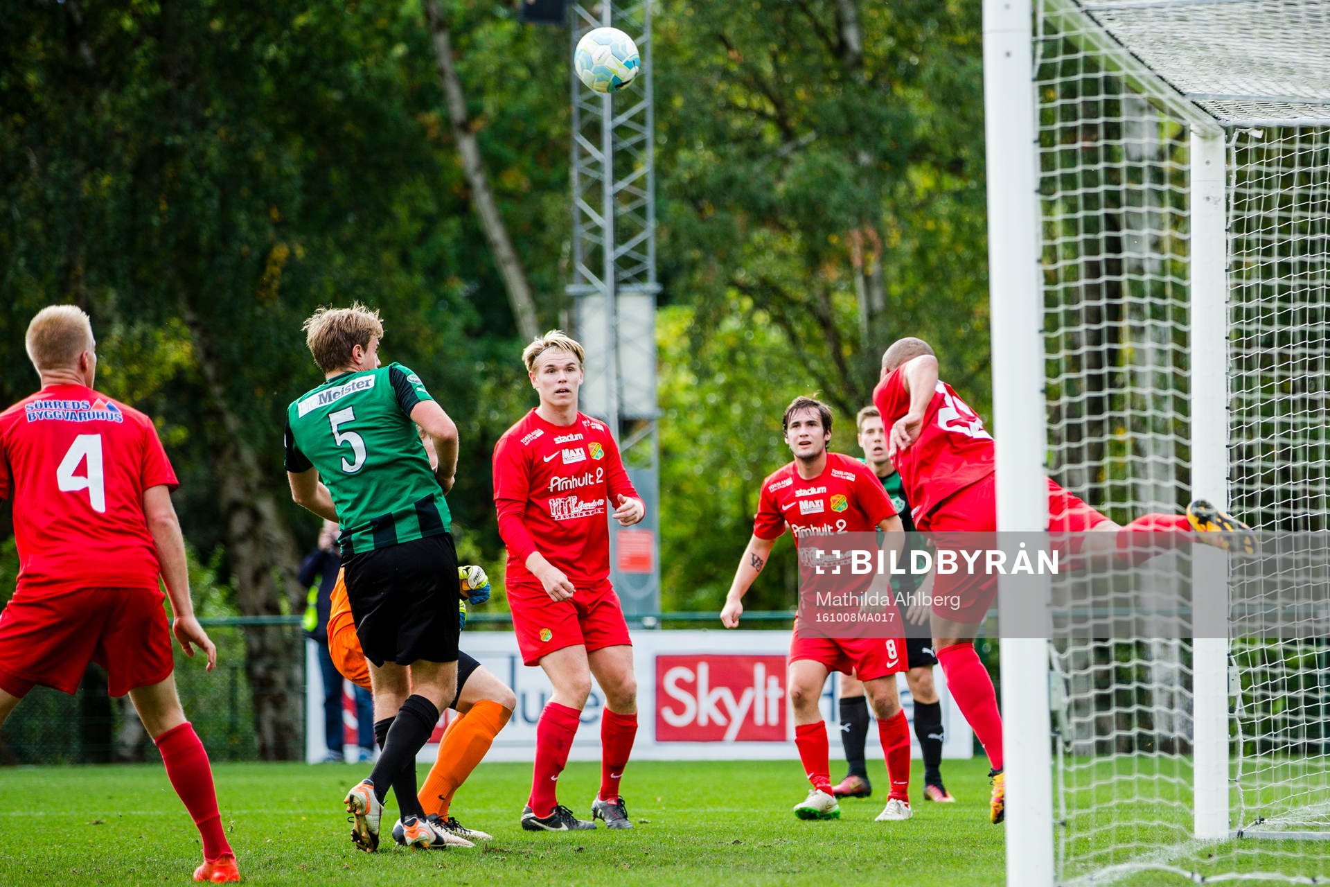 Torslandas Edvin Moenza nickar undan bollen på mållinjen