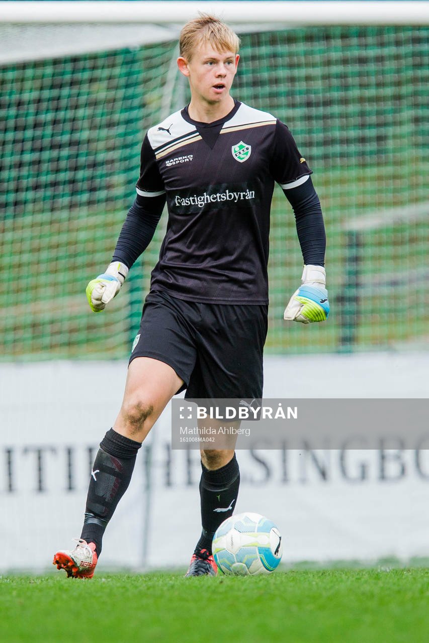 Högaborgs målvakt Jakob Tånnander under fotbollsmatchen i divison 2 mellan Högaborg och Torslanda  den 8 oktober 2016 i Helsingborg.