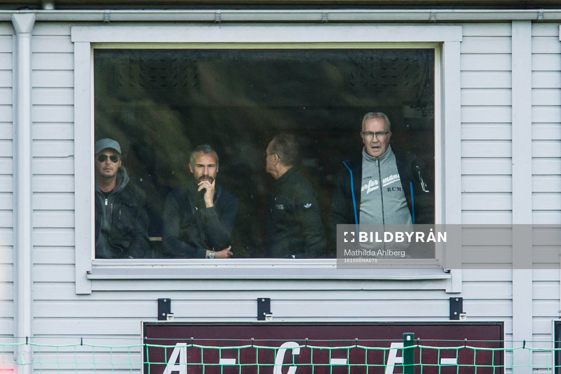 Helsingborgs manager Henrik Larsson, andra från vänster,