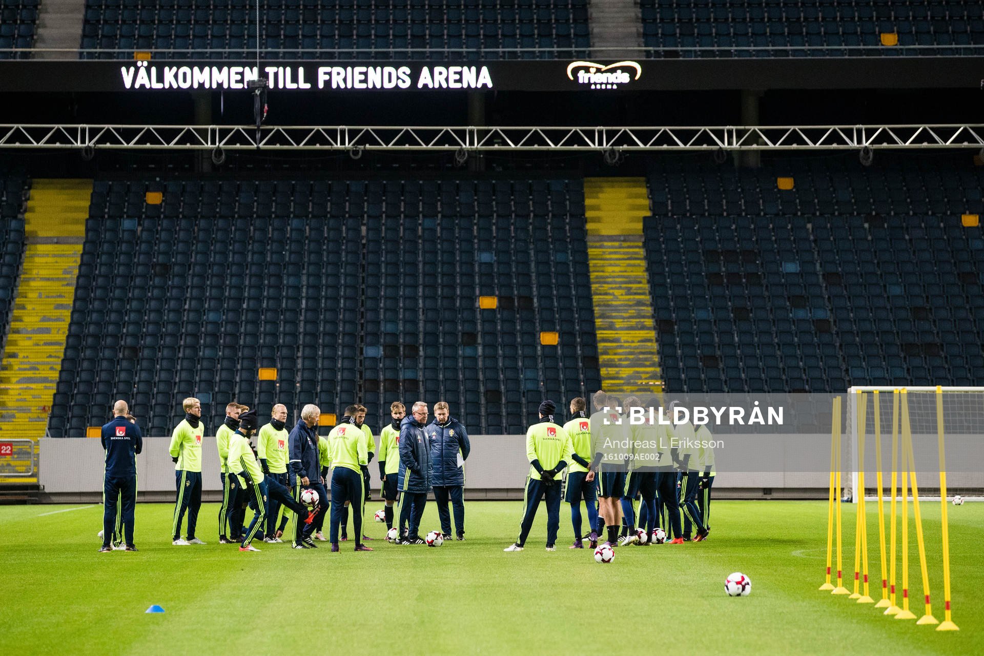 Sveriges förbundskapten Janne Andersson samlar samtliga spelare inför en träning på Friends Arena med Sveriges fotbollslandslag den 9 oktober 2016 i Stockholm.
