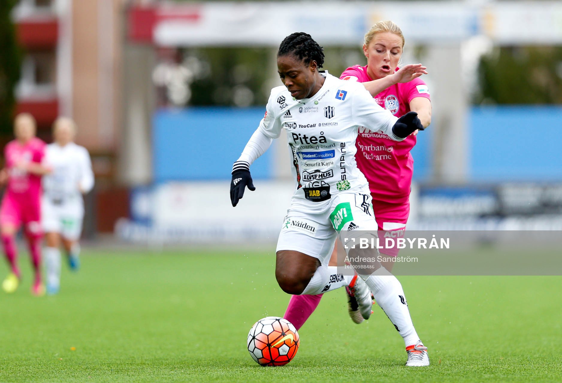 Piteås Faith Ikidi och Eskilstunas Mimmi Larsson