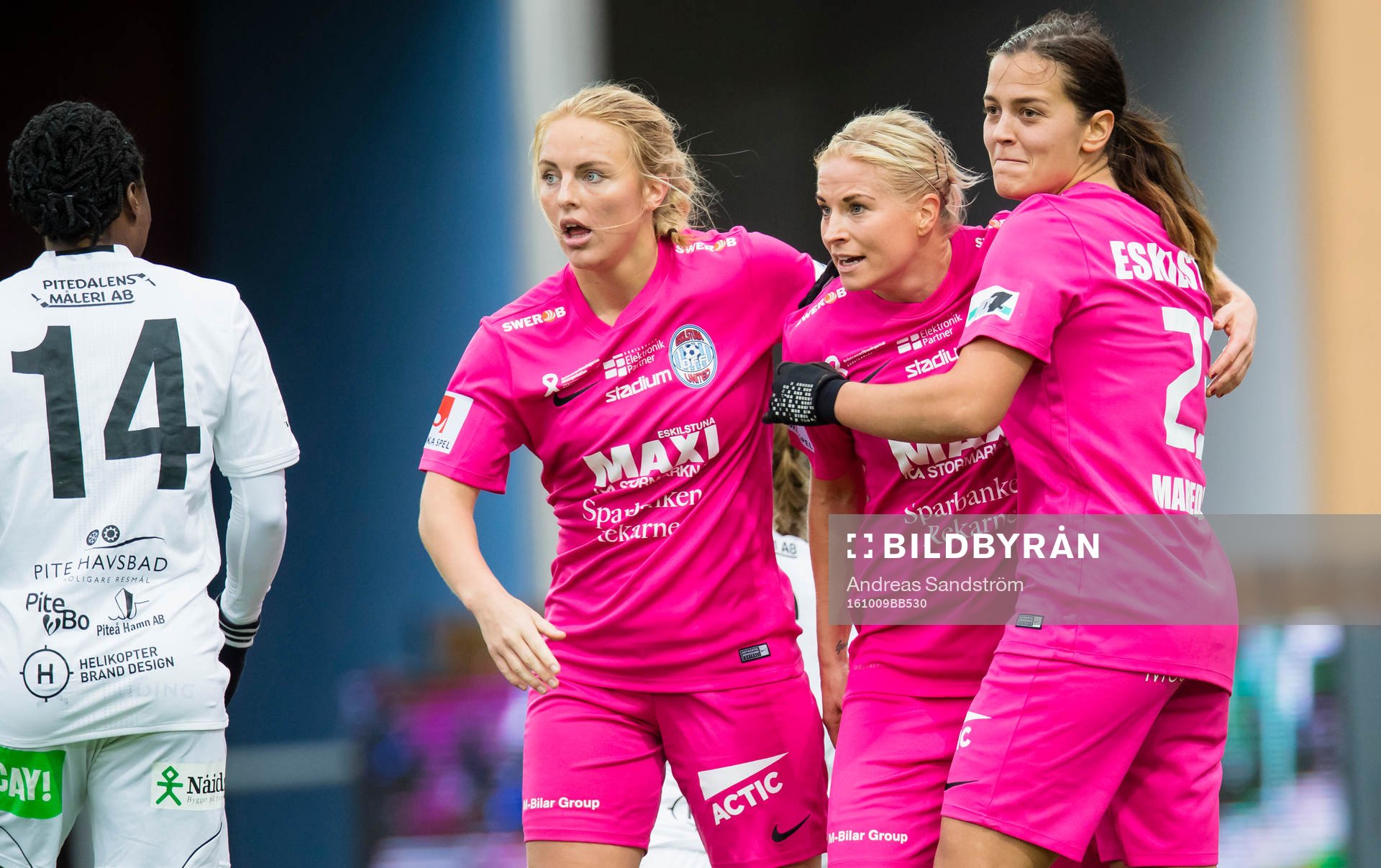 Eskilstunas Annica Svensson (m) gör 2-2 och gratuleras av