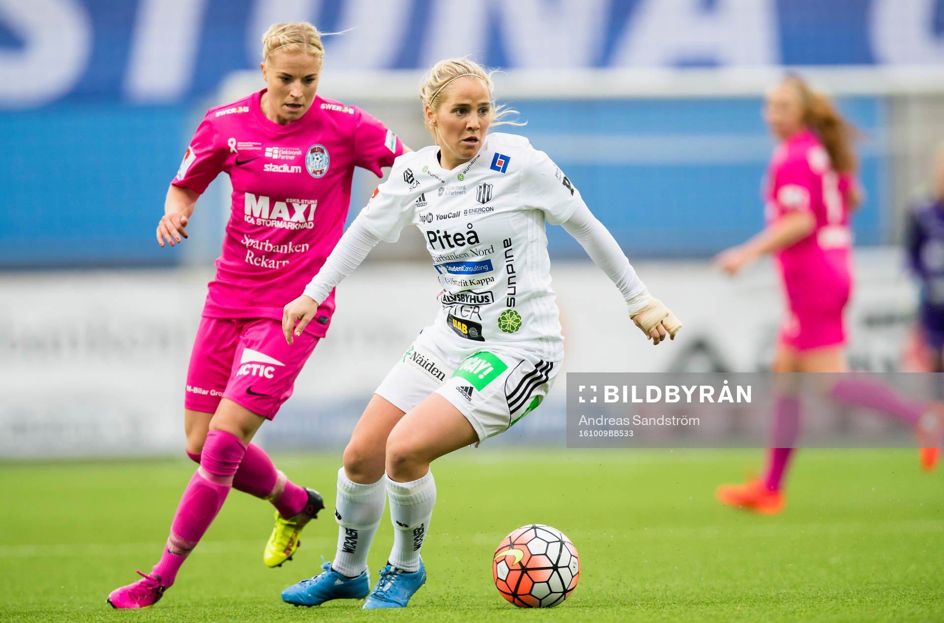 Piteås Irma Helin i kamp med Eskilstunas Annica Svensson under fotbollsmatchen i Damallsvenskan mellan Eskilstuna och Piteå den 9 Oktober 2016 i Eskilstuna.